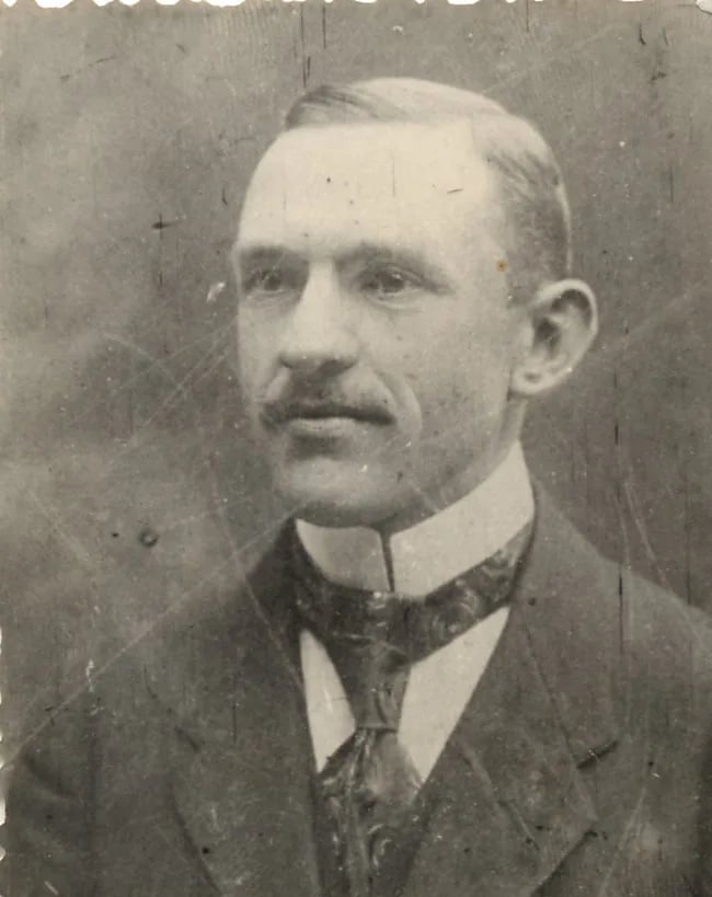 Porträt von Jenő Szundy (1883–1974) – Gedenkseite