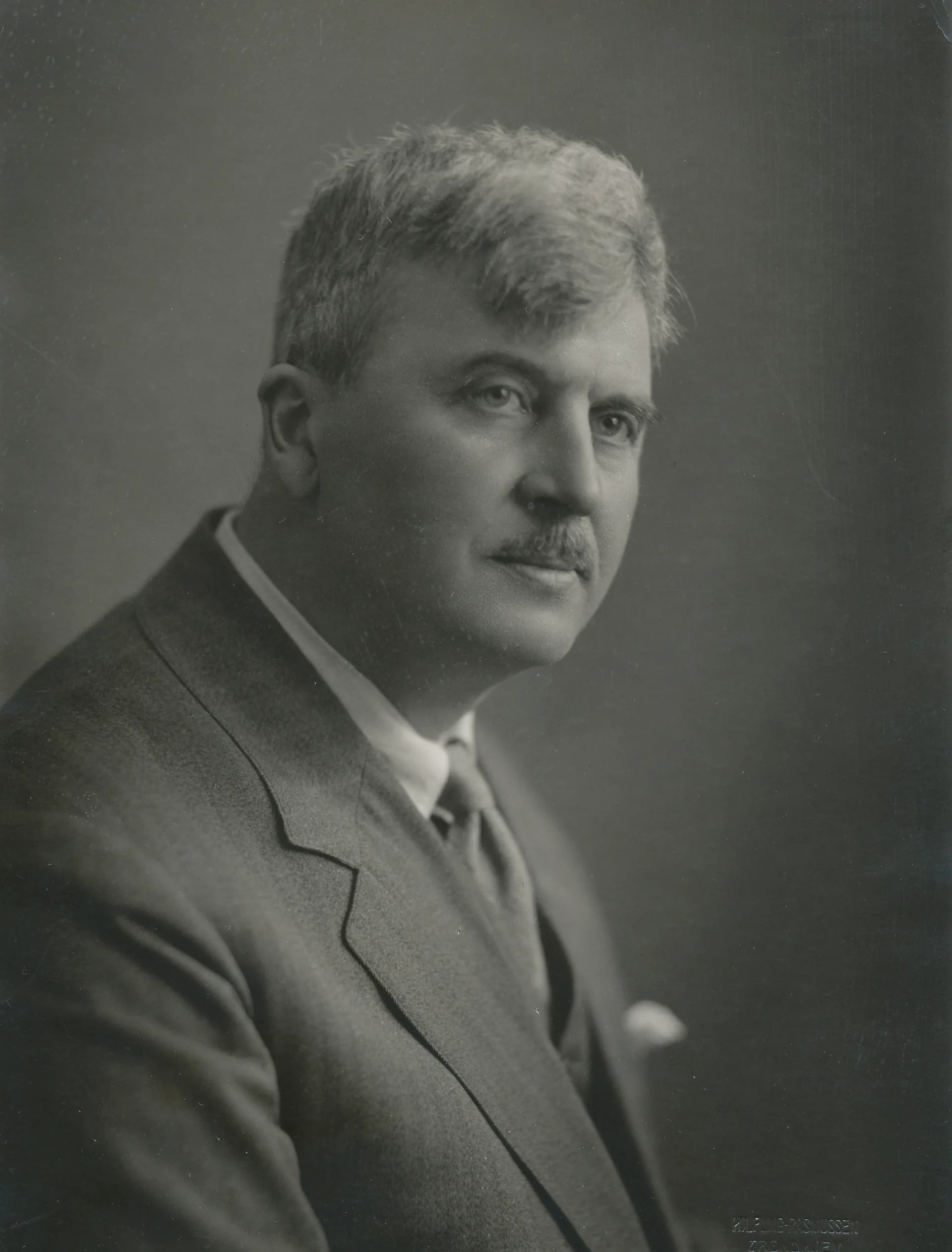 Porträt von Claus Hjelte (1884–1969) – Gedenkseite