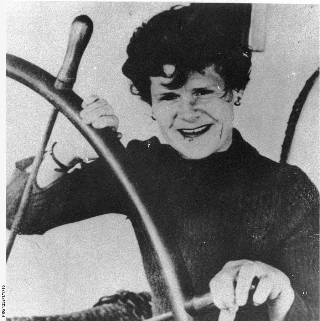 Portrait of Pearl Wallace (1911–2005) – memorial page