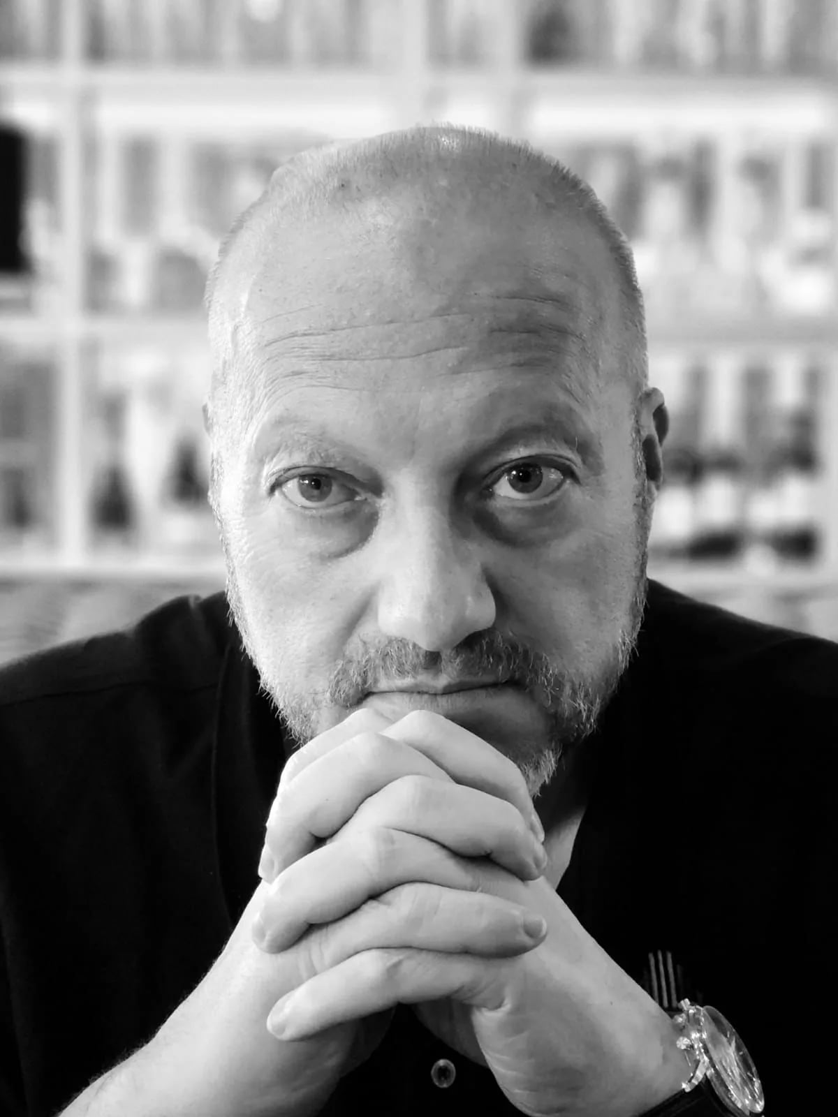 Porträt von Neil de Beer (1968–2025) – Gedenkseite