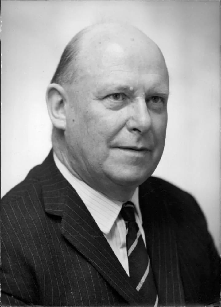 Portrait of William Vallance Douglas Hodge (1903–1975) – memorial page