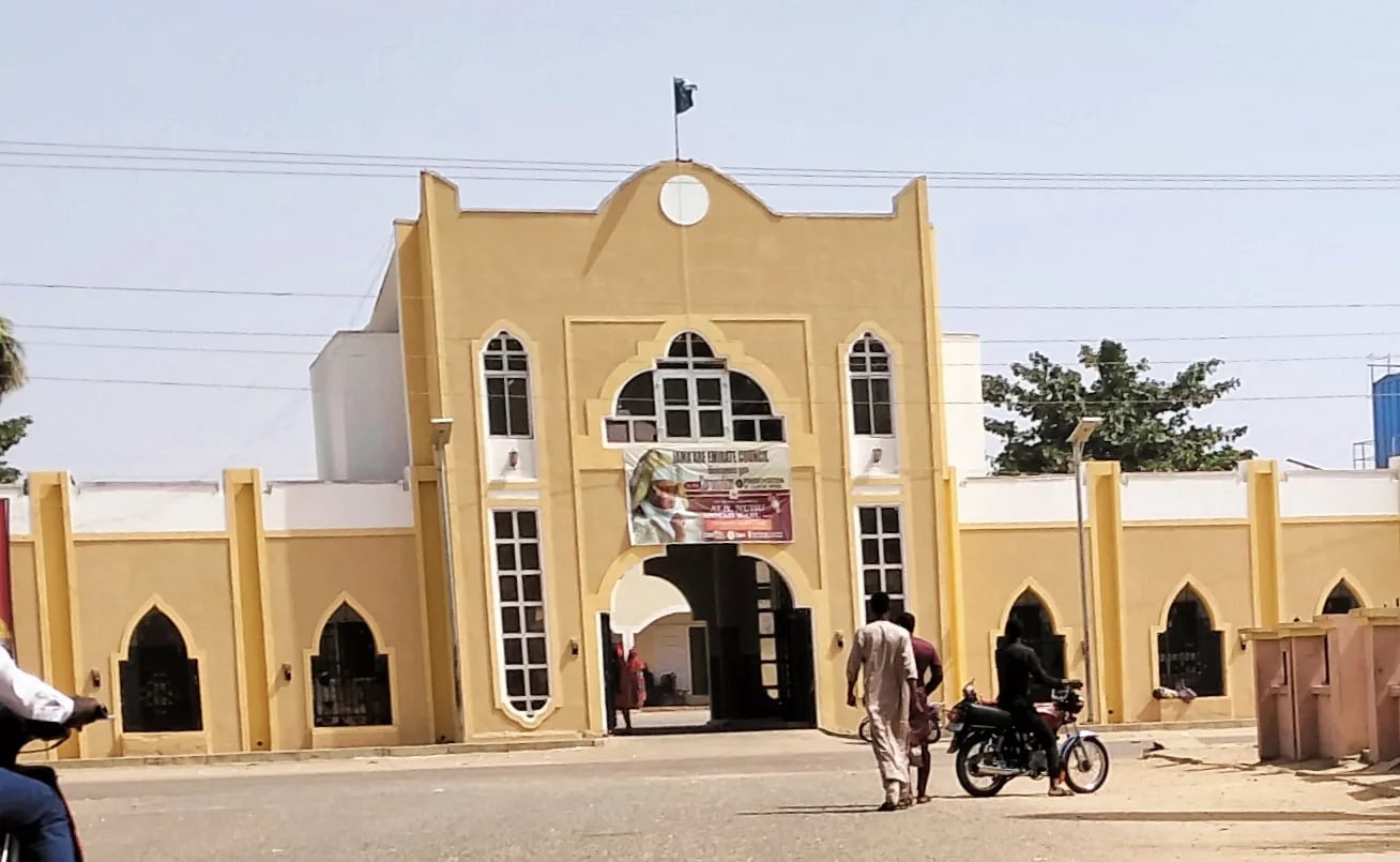 Porträt von Sarki Muhammad Wabi iii (1938–2022) – Gedenkseite