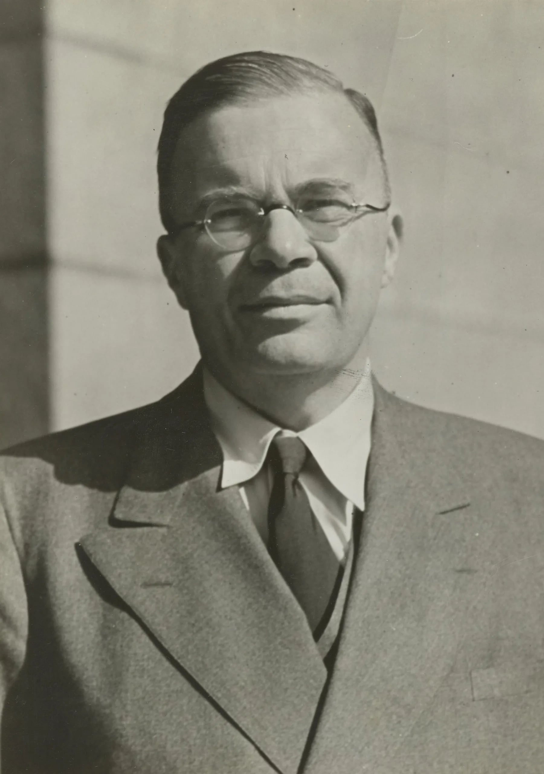 Portrait of Hubertus van Mook (1894–1965) – memorial page
