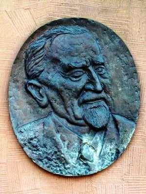 Portrait of Konrad Hentrich (1880–1972) – memorial page
