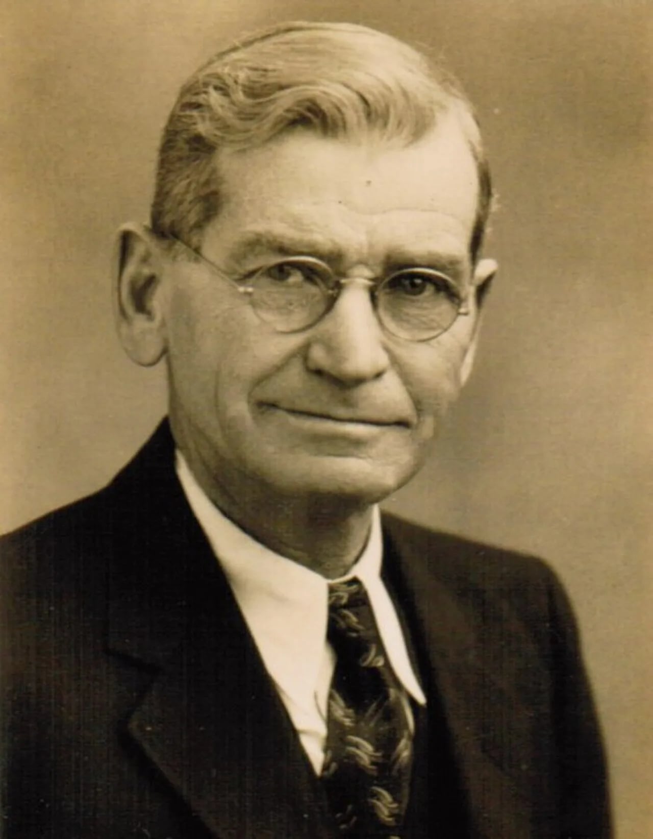 Portrait of Edward Bechly (1874–1945) – memorial page