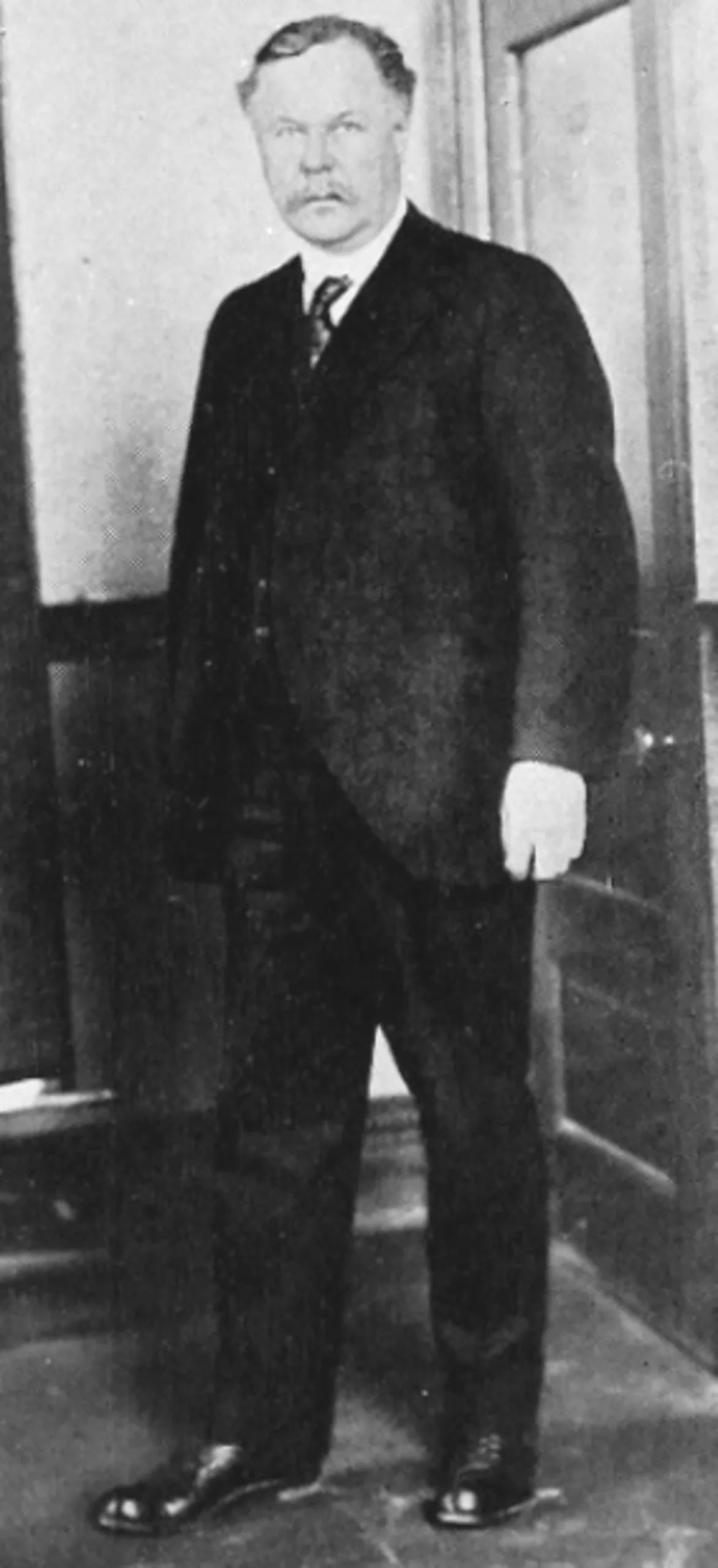 Portrait of Harry Luman Russell (1866–1954) – memorial page