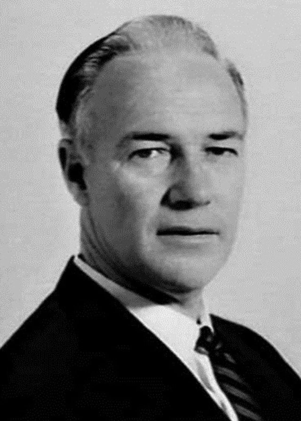 Portrait of Pat Hills (1917–1992) – memorial page