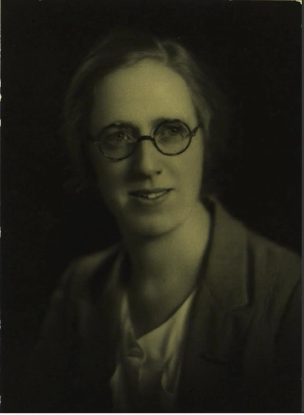 Portrait of Jean Arnot (1903–1995) – memorial page