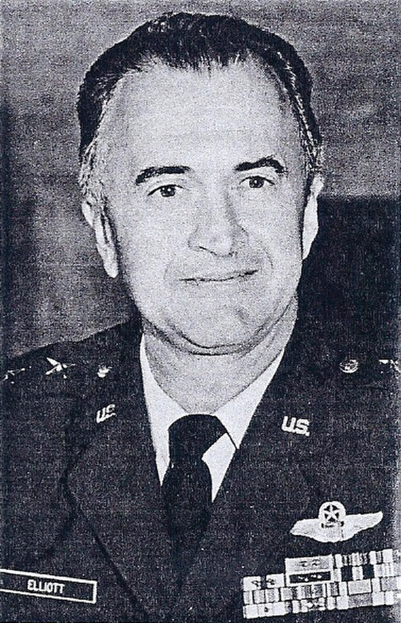 Portrait of Frank Worth Elliott, Jr. (1924–1997) – memorial page