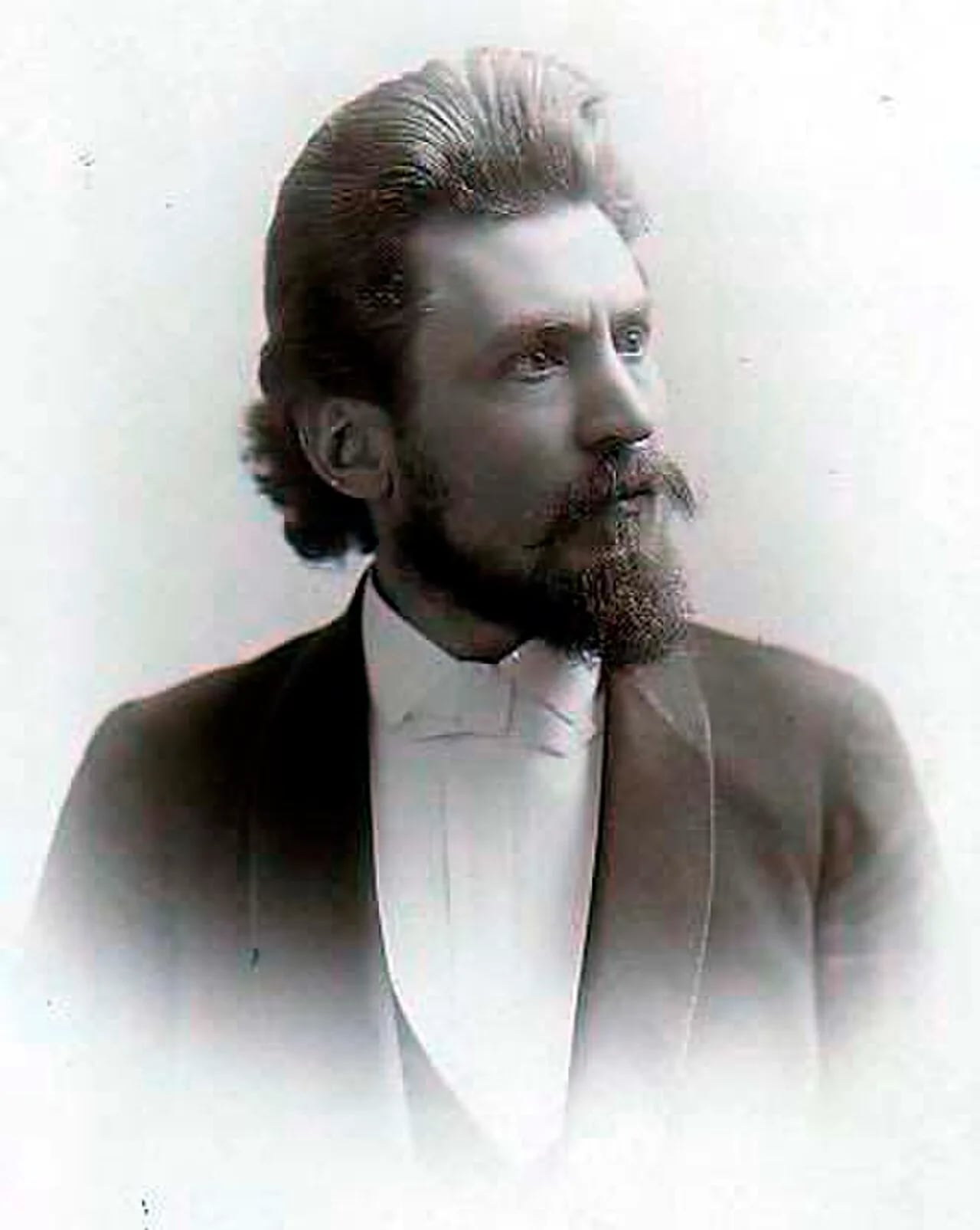 Portrait of Hugo Walter Voigtlander (1859–1933) – memorial page