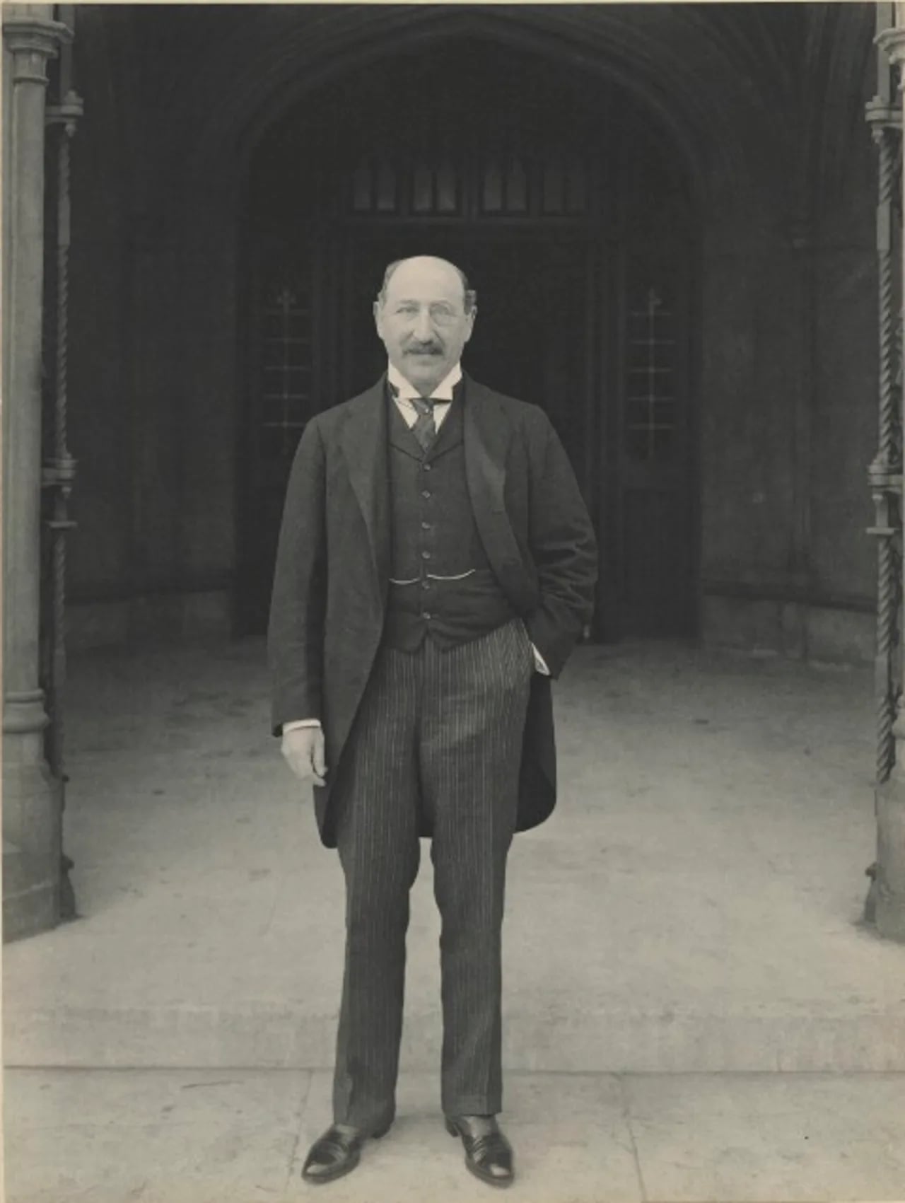 Portrait of Herbert Raphael (1859–1924) – memorial page