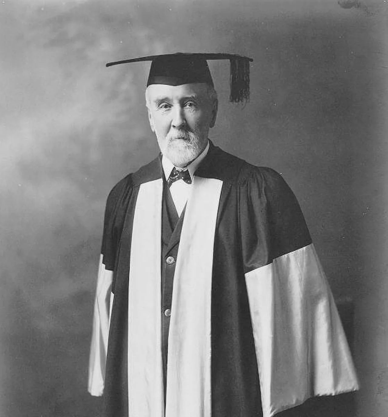 Porträt von Francis Lovett Carter-Cotton (1843–1919) – Gedenkseite