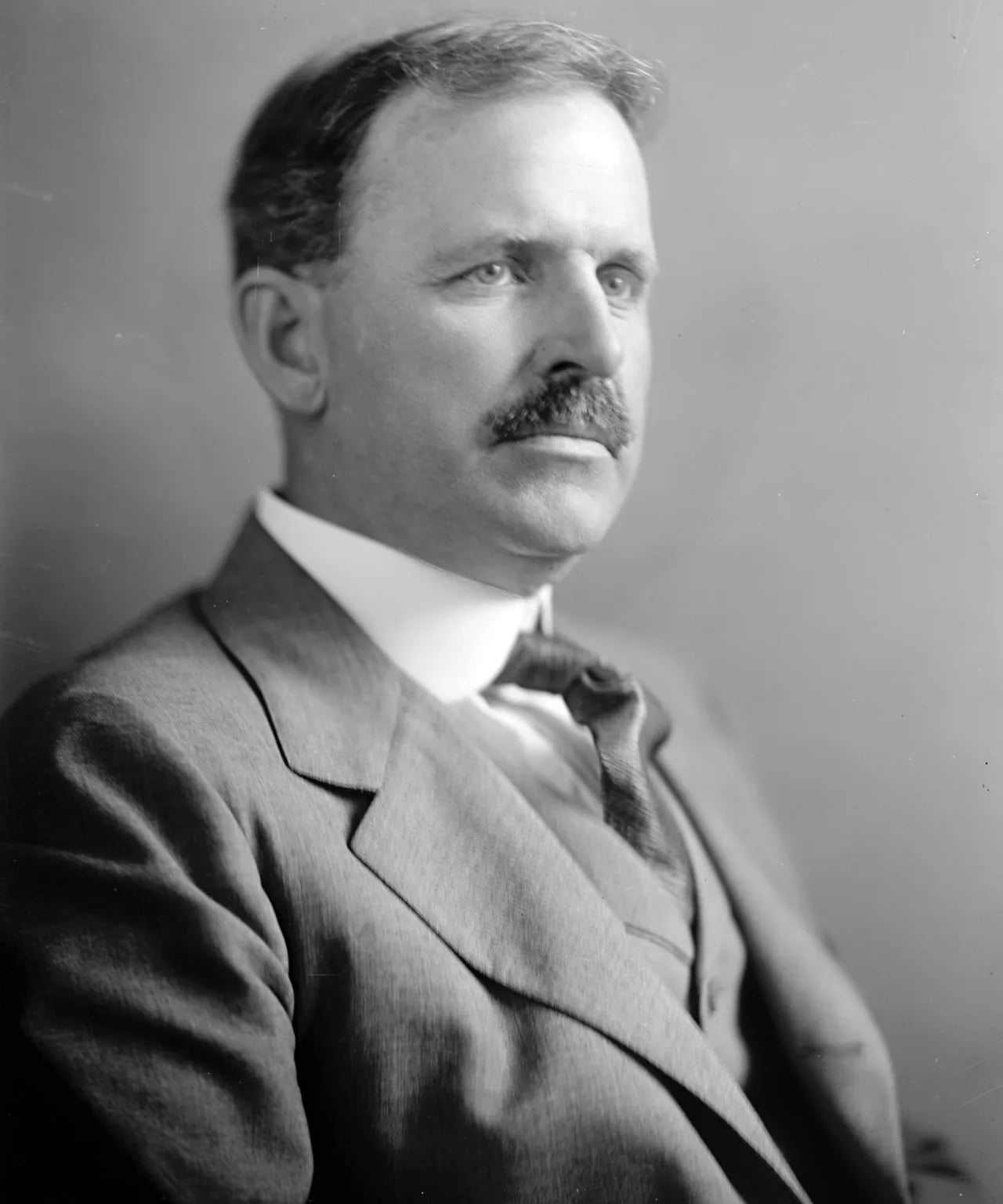 Porträt von Henry F. Hollis (1869–1949) – Gedenkseite