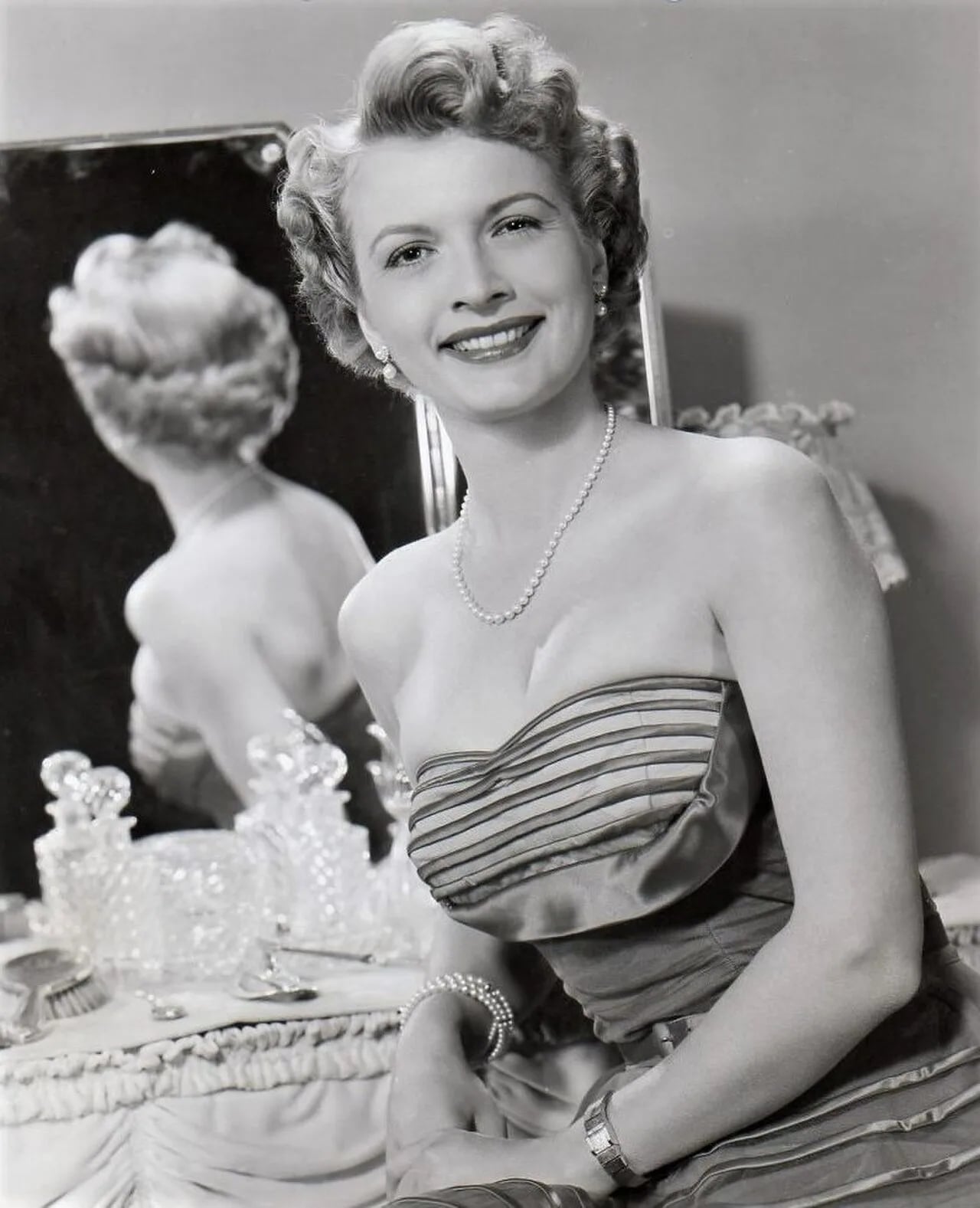 Portrait of Carole Mathews (1920–2014) – memorial page