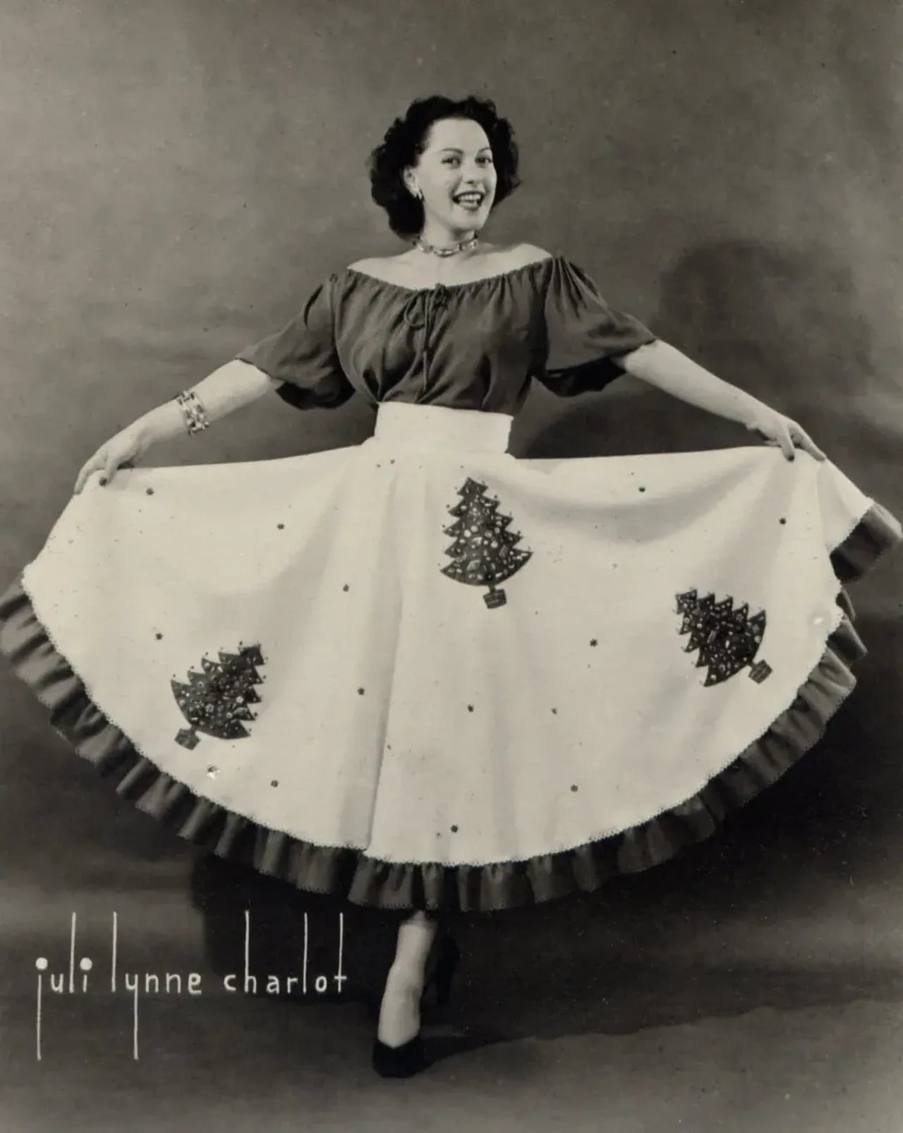 Porträt von Juli Lynne Charlot (1922–2024) – Gedenkseite
