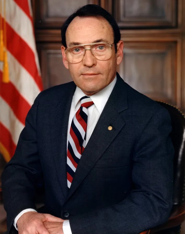 Portrait of Robert E. Rich (1926–2025) – memorial page