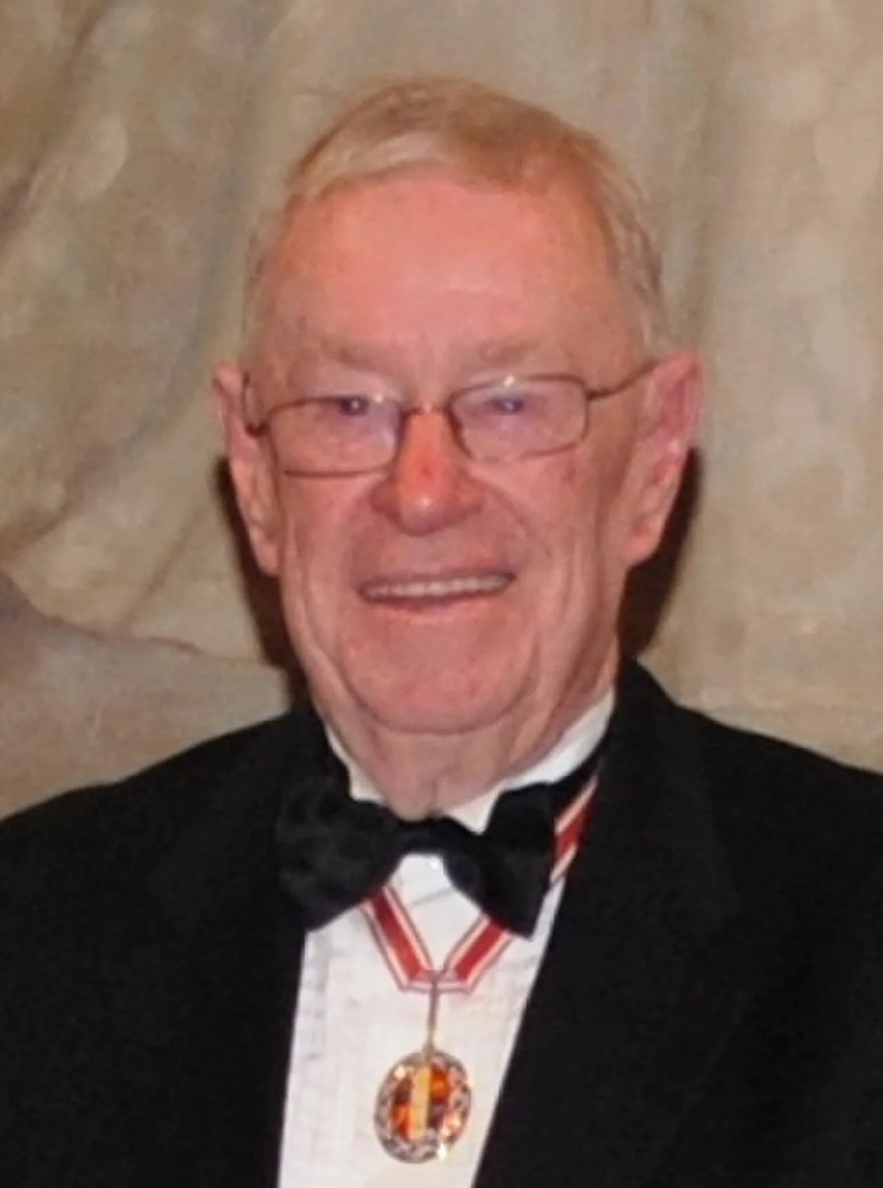Porträt von Ken Douglas (1935–2022) – Gedenkseite