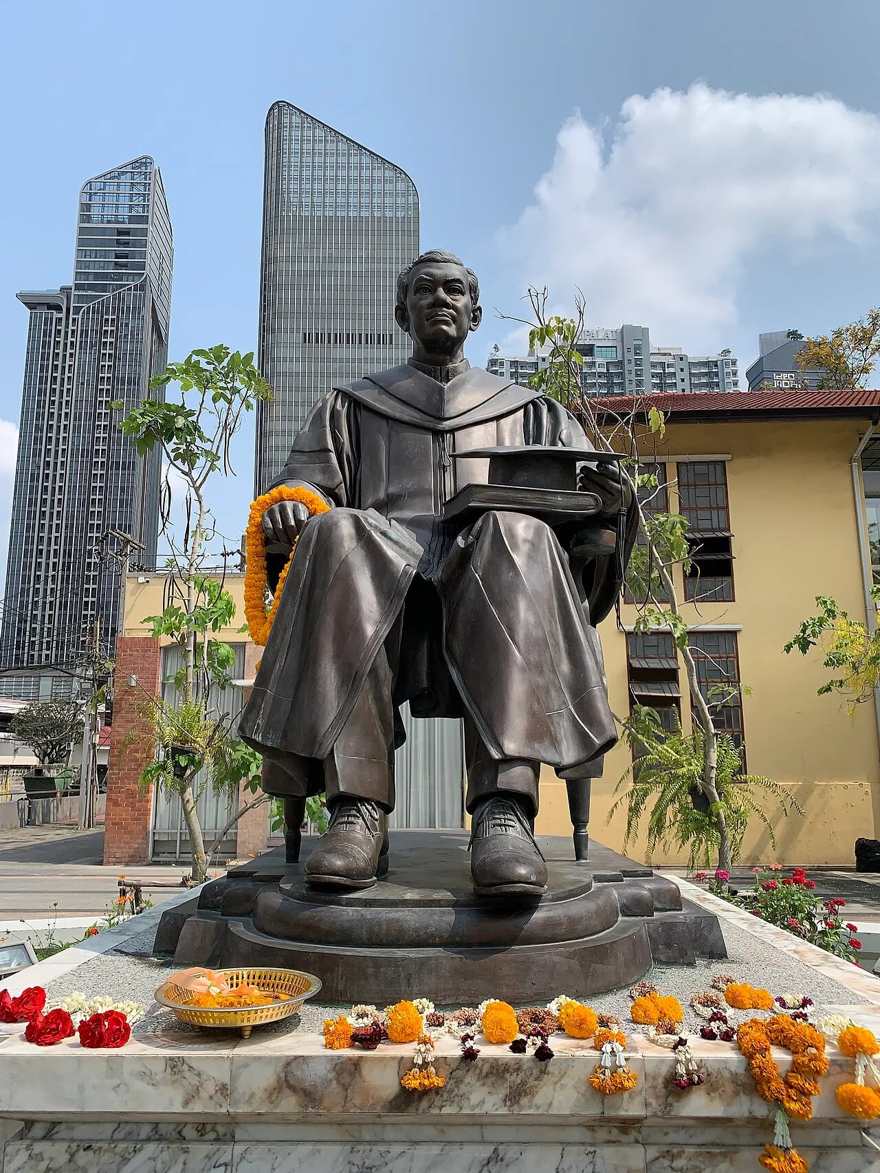 Portrait of Saroj Buasri (1916–1993) – memorial page