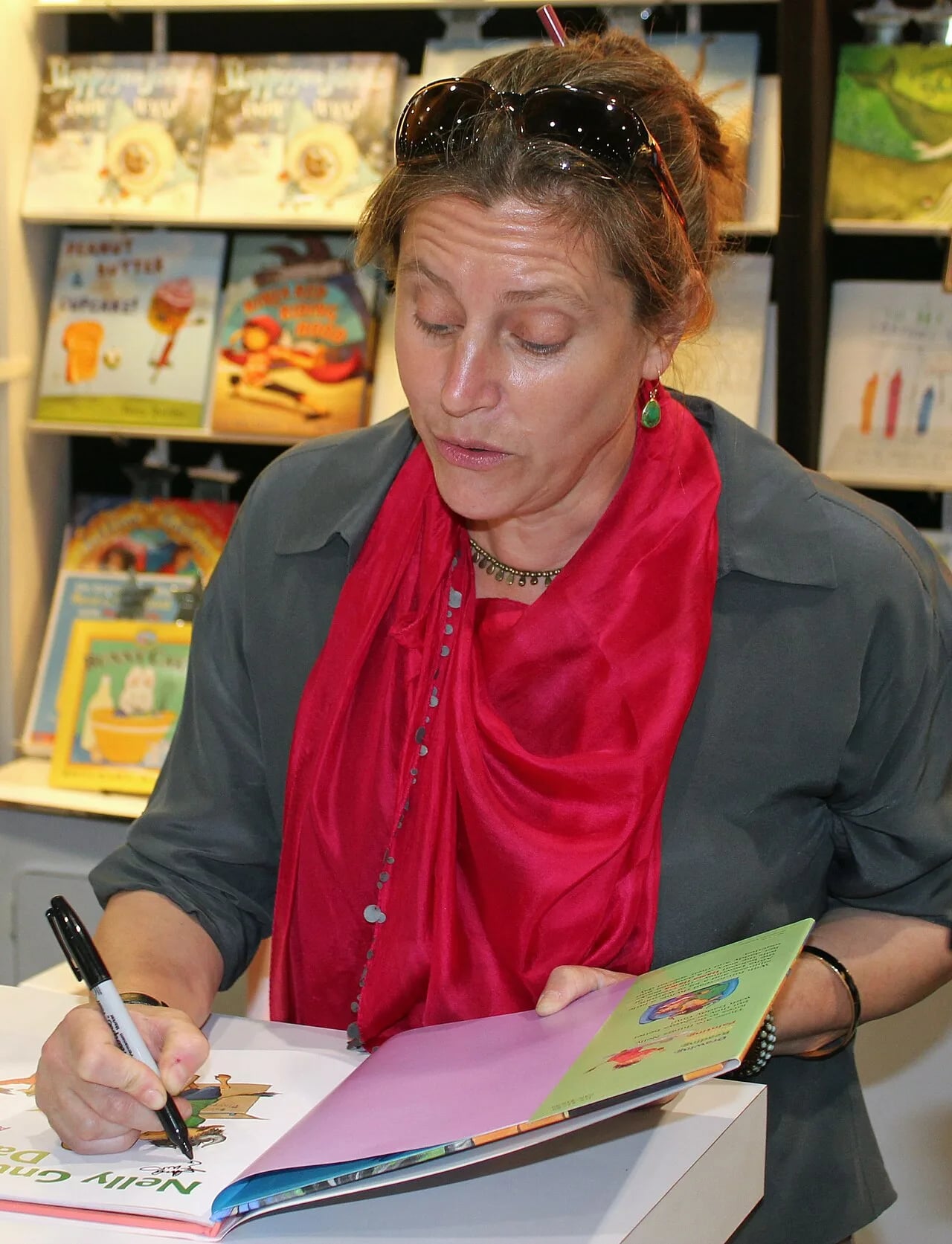 Porträt von Anna Dewdney (1965–2016) – Gedenkseite