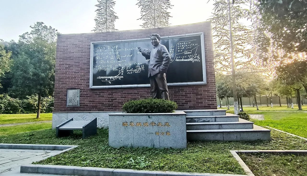 Portrait of Huang Wanli (1911–2001) – memorial page