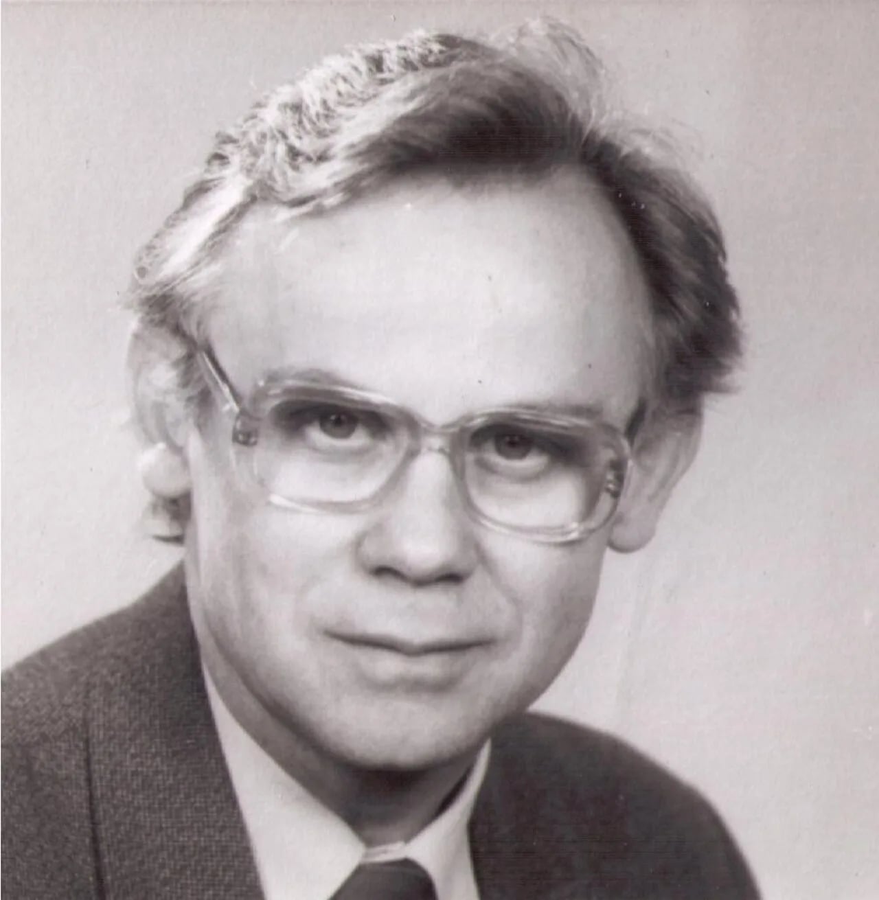 Portrait of Volker Klemm (1930–2018) – memorial page
