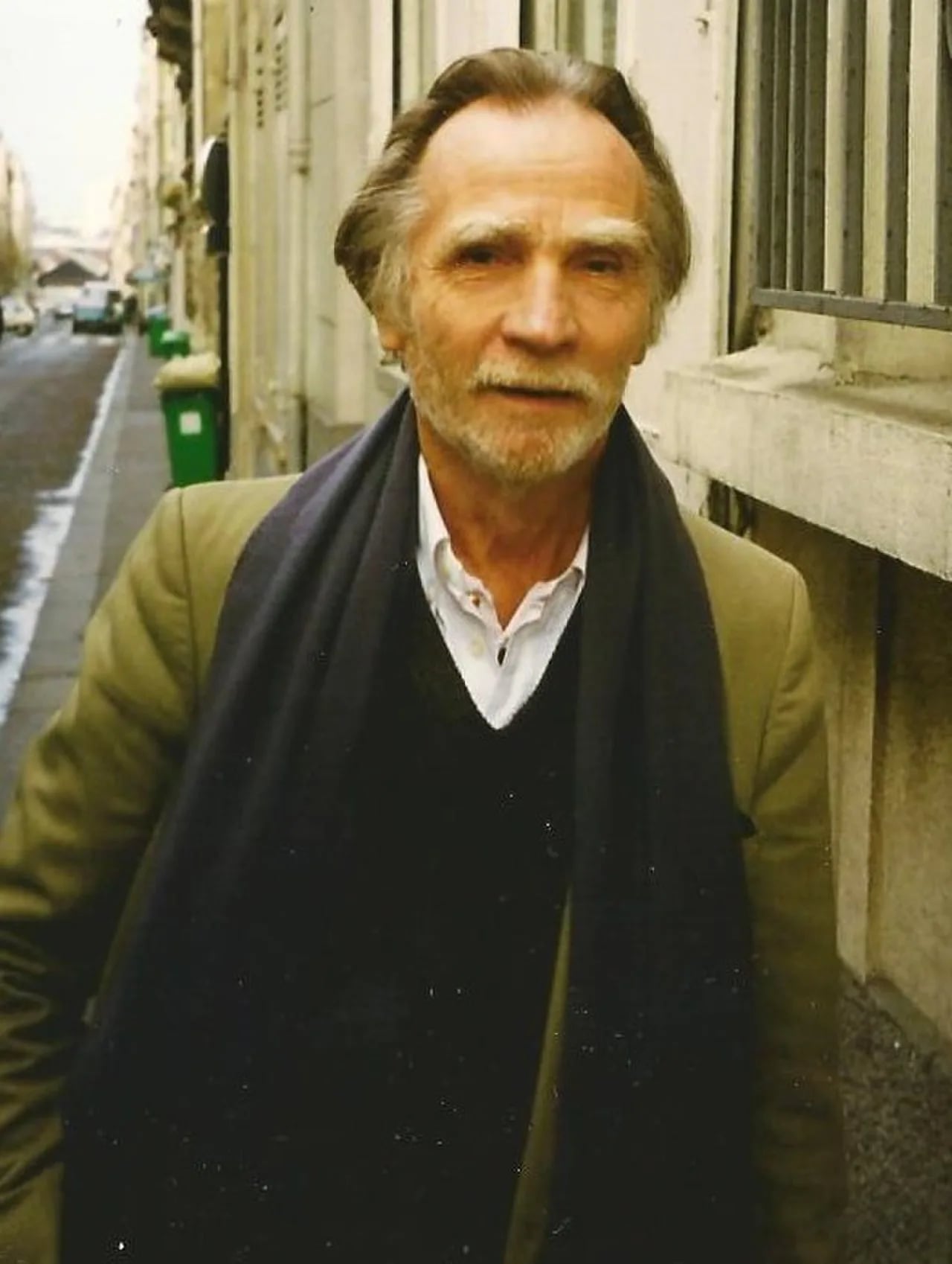 Portrait of Willy Holt (1921–2007) – memorial page