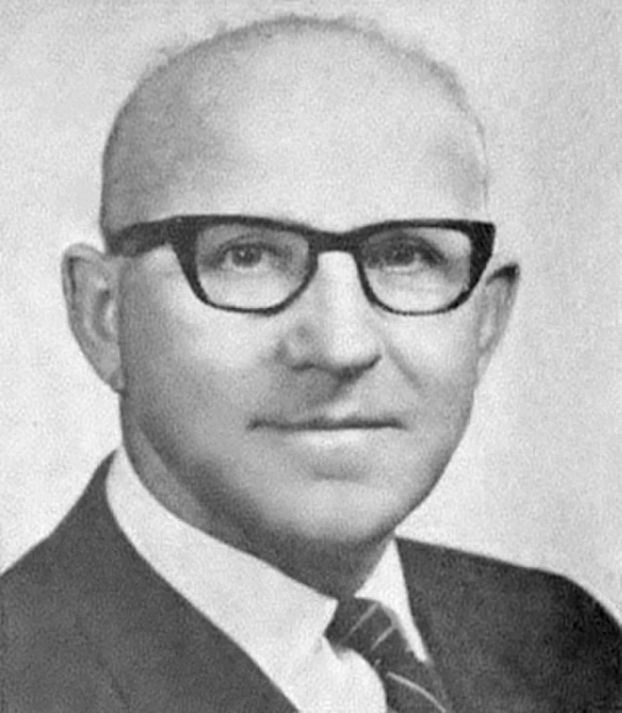 Portrait of John M. Zwach (1907–1990) – memorial page