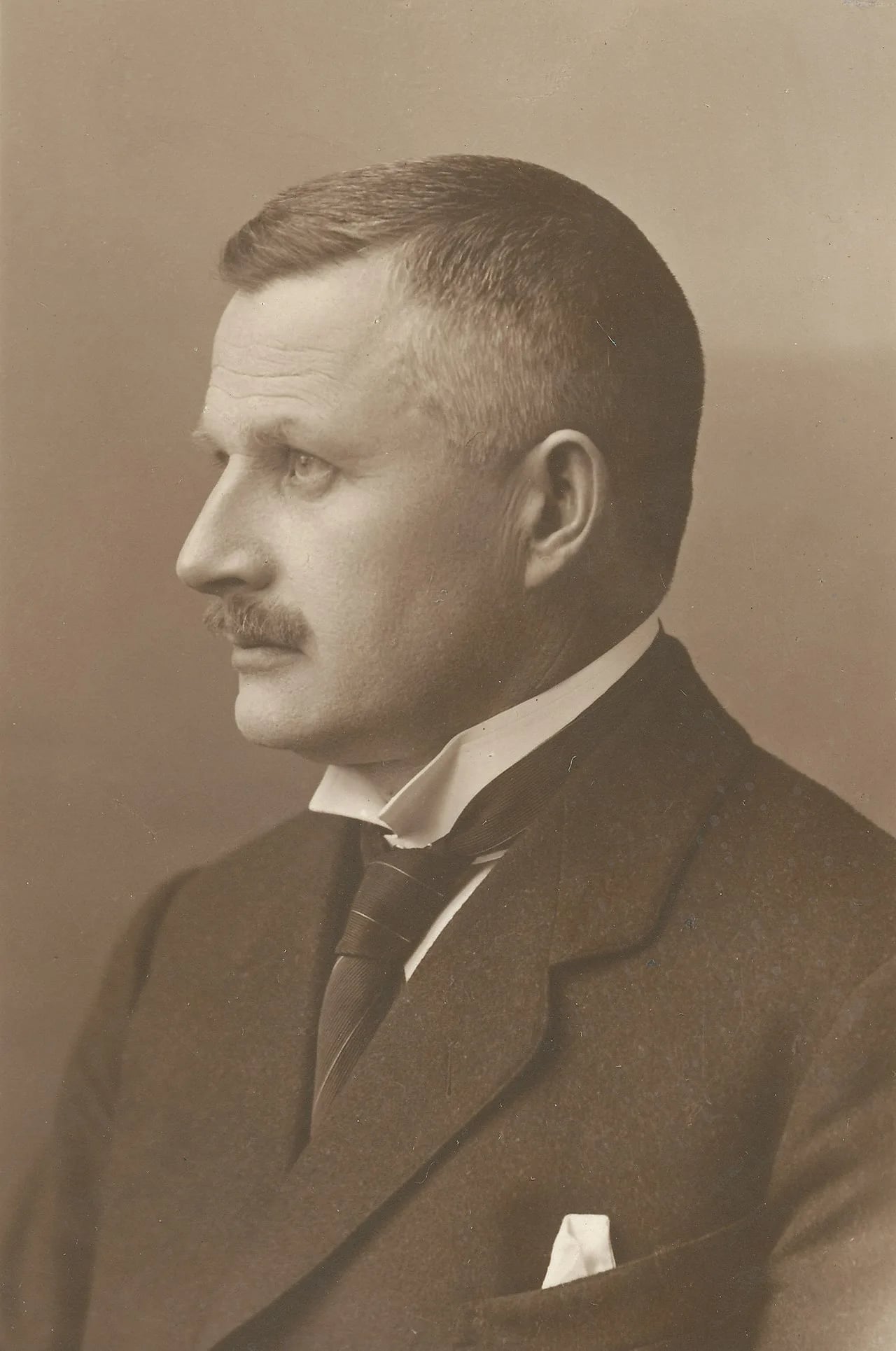 Portrait of Peder Konrad Hustad (1878–1933) – memorial page