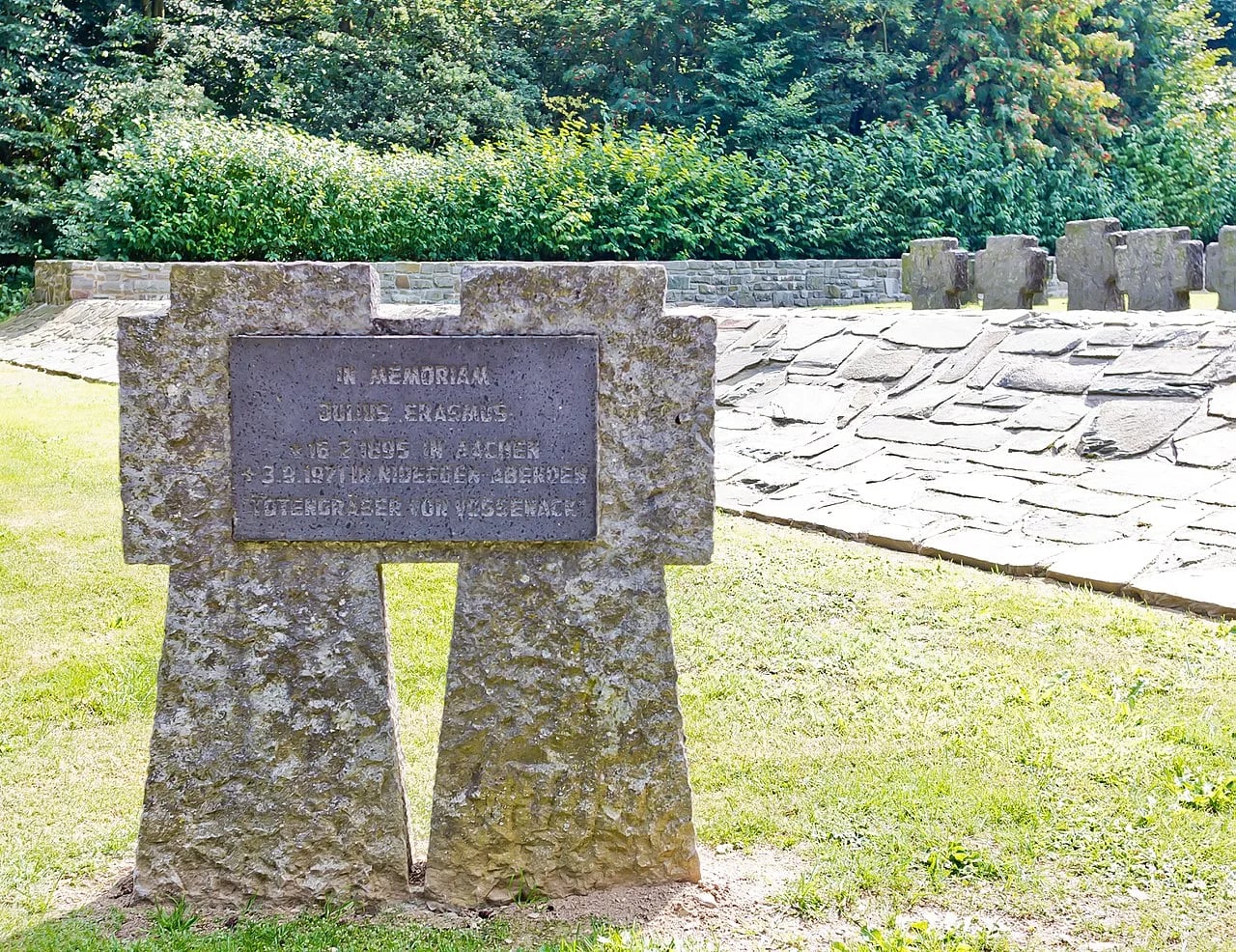 Portrait of Julius Erasmus (1895–1971) – memorial page