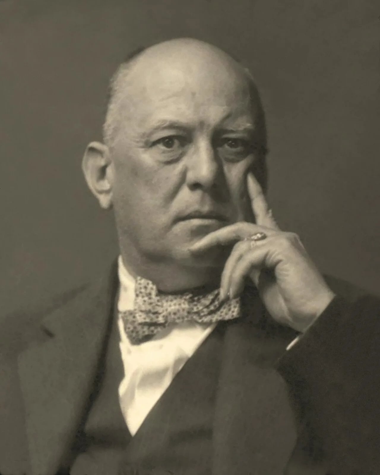 Porträt von Aleister Crowley (1875–1947) – Gedenkseite