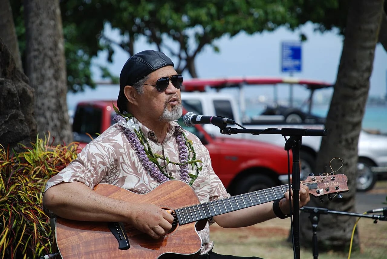 Porträt von Cyril Pahinui (1950–2018) – Gedenkseite