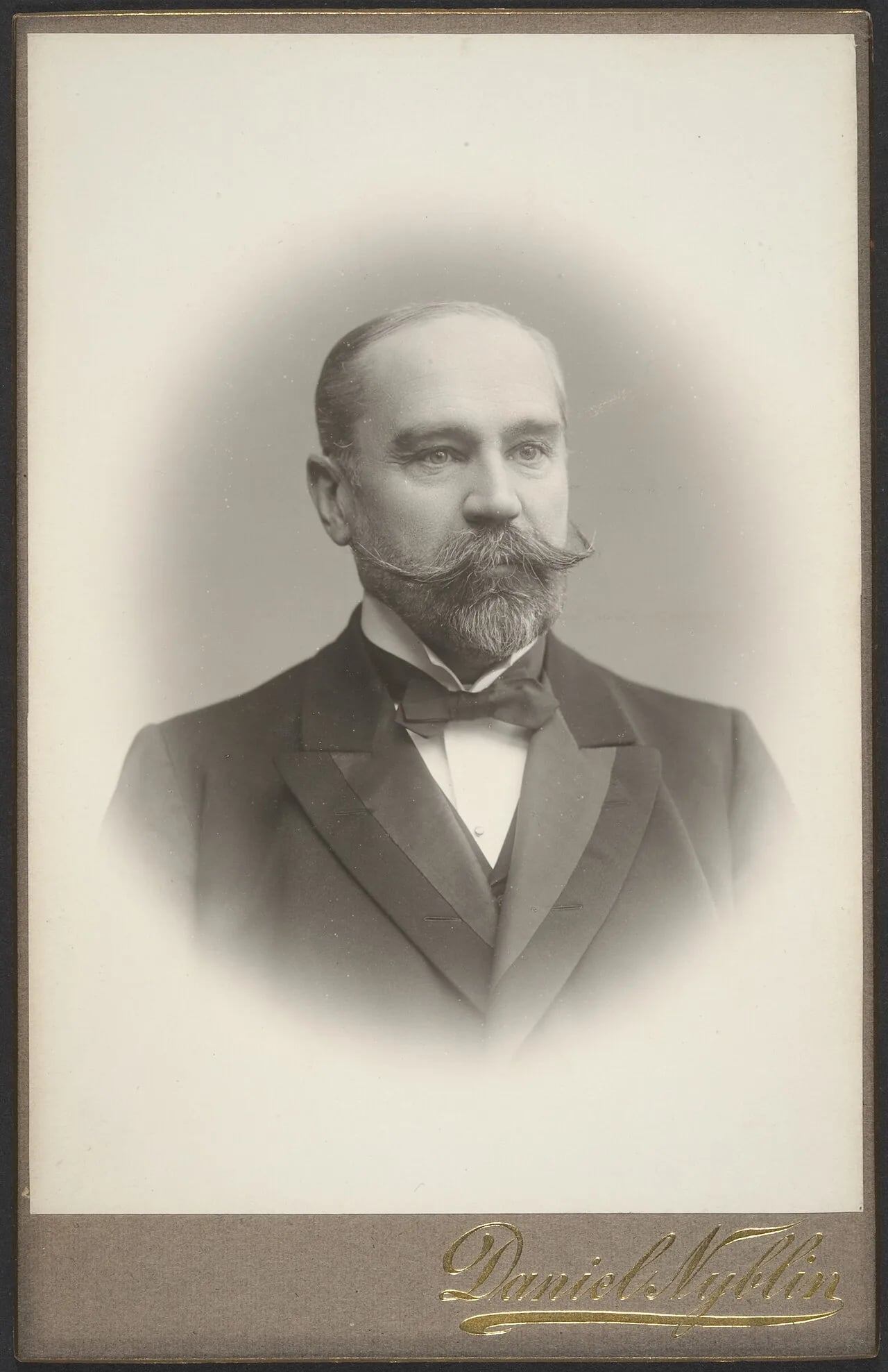 Porträt von Edvard Krogius (1850–1933) – Gedenkseite