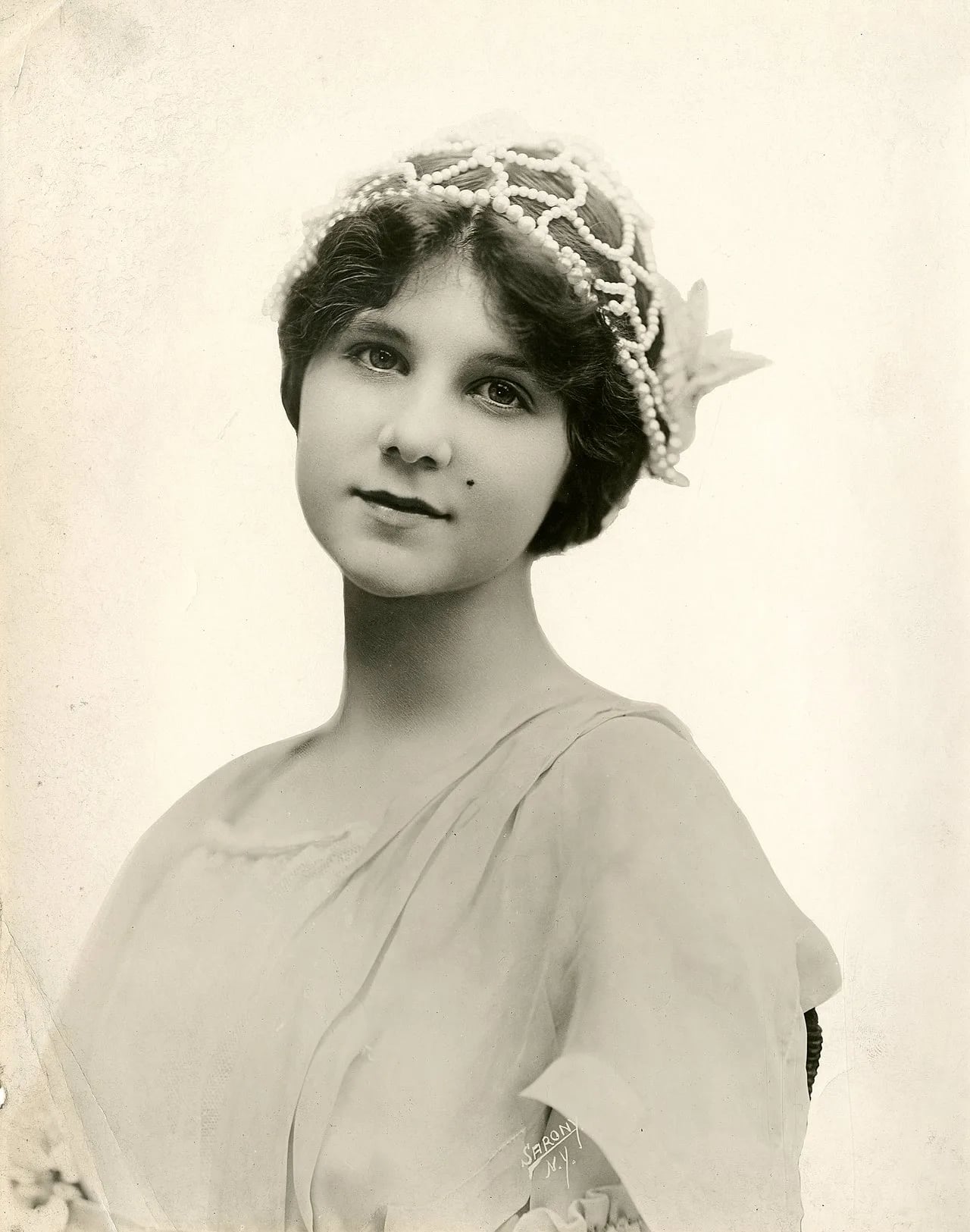 Portrait of Gladys Hulette (1896–1991) – memorial page