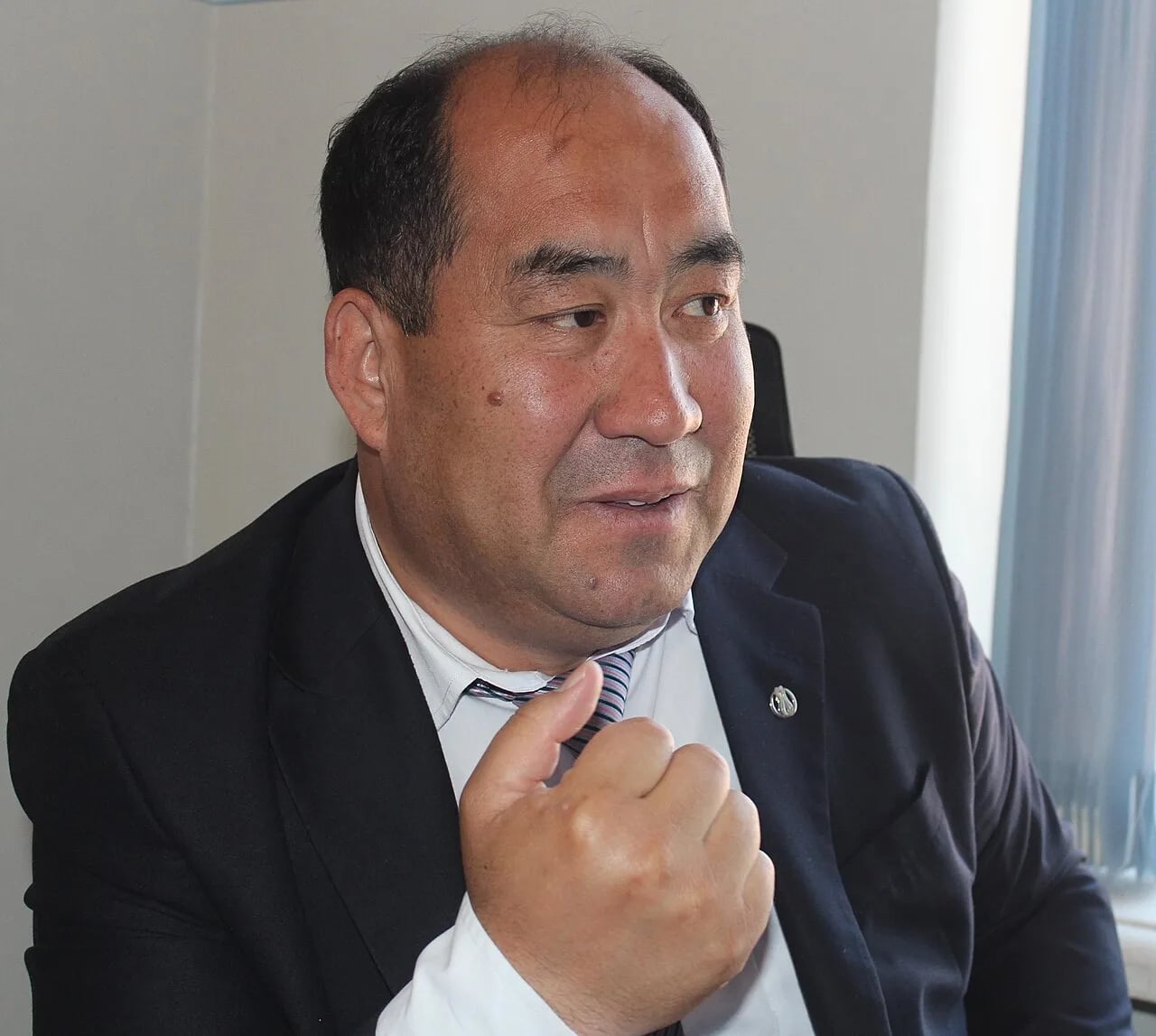 Porträt von Kanybek Issakow (1969–2020) – Gedenkseite