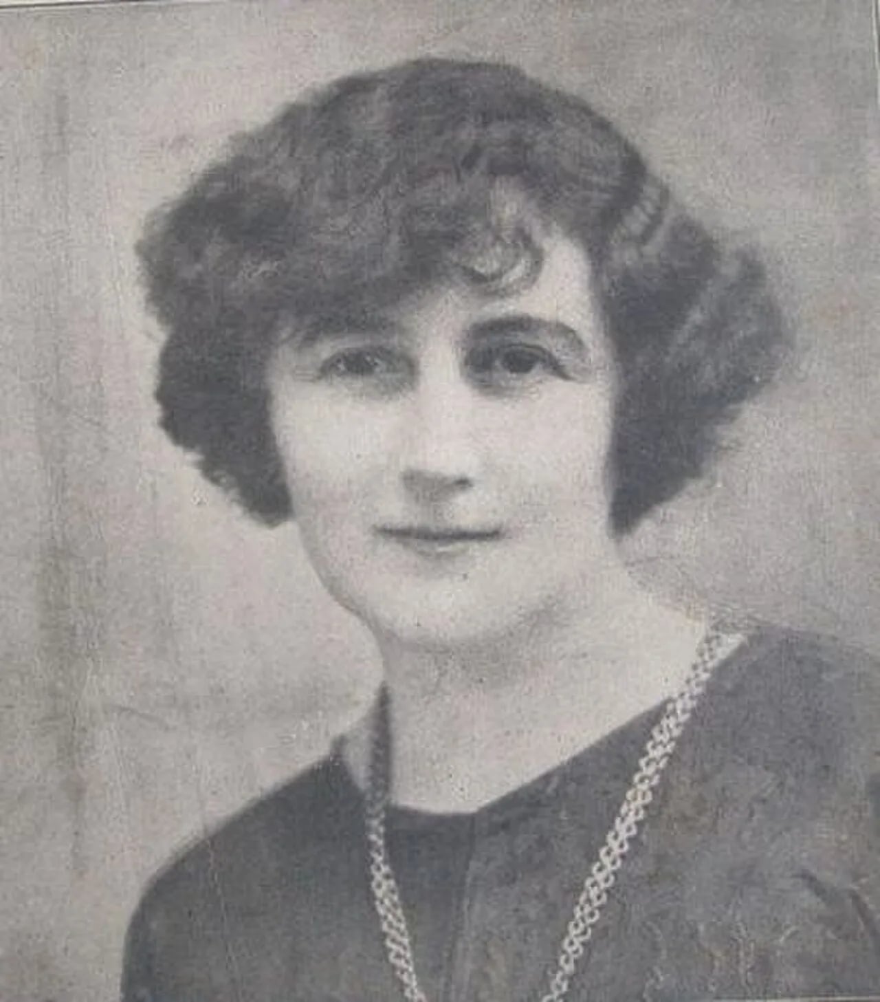 Portrait of Annie de Pène (1871–1918) – memorial page
