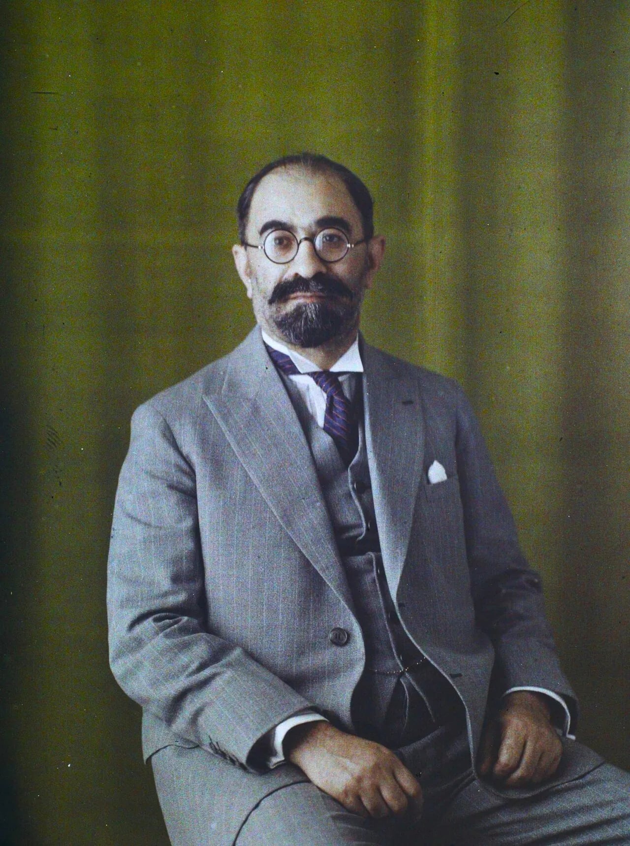 Porträt von Mohammad Ali Foroughi (1877–1942) – Gedenkseite
