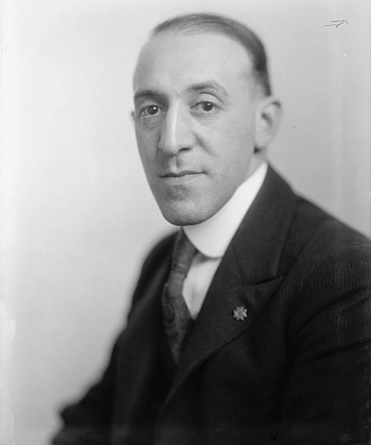Portrait of Lester D. Volk (1884–1962) – memorial page
