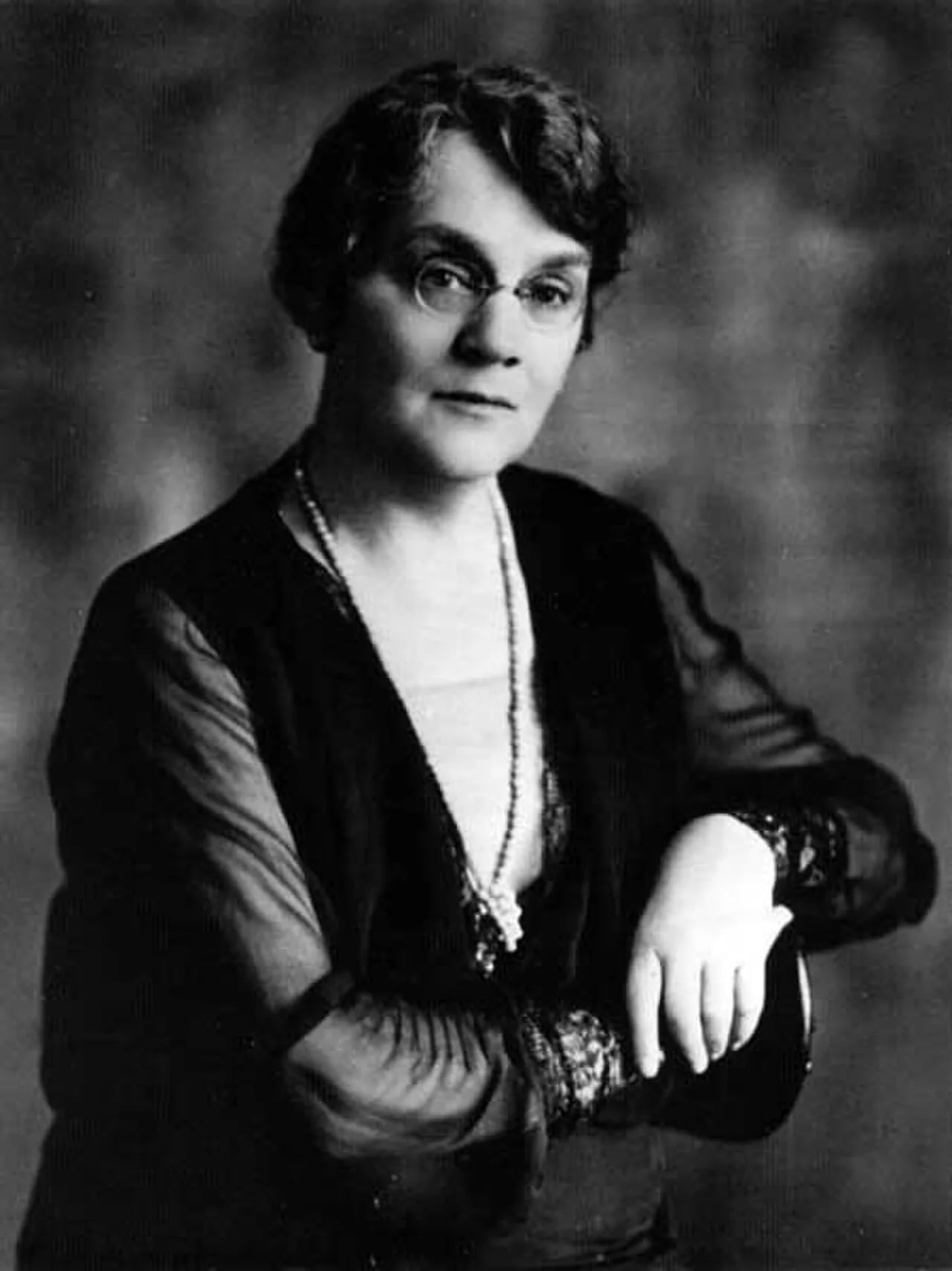 Portrait of Lillian Beynon Thomas (1884–1961) – memorial page