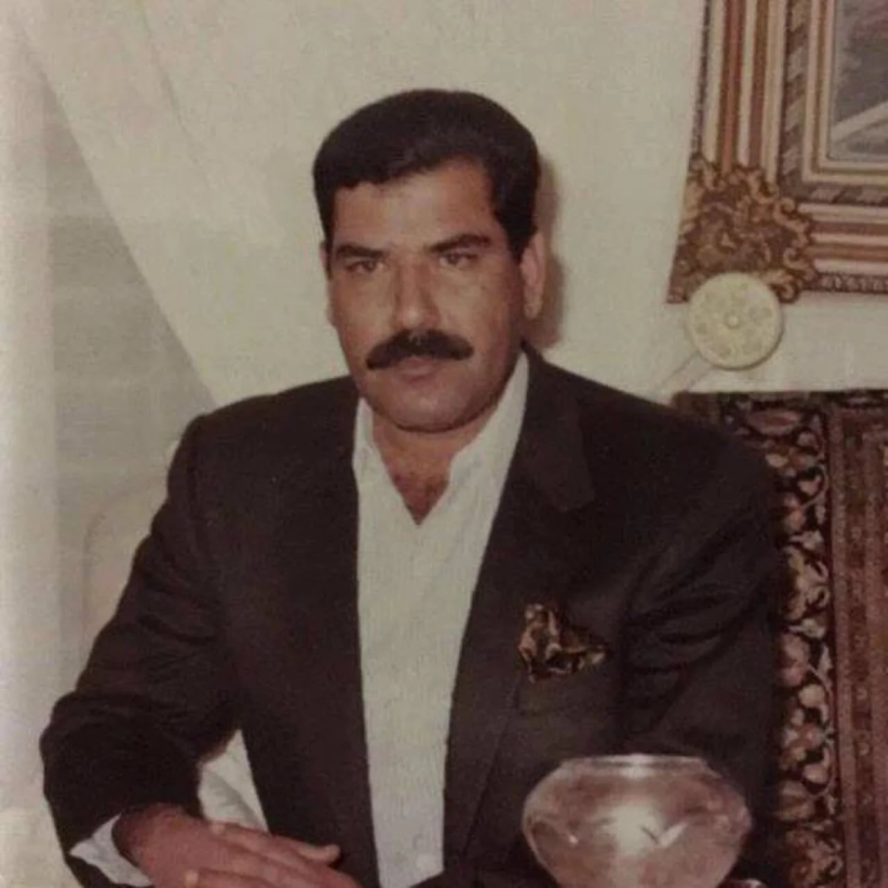 Porträt von Watban Ibrahim al-Tikriti (1952–2015) – Gedenkseite