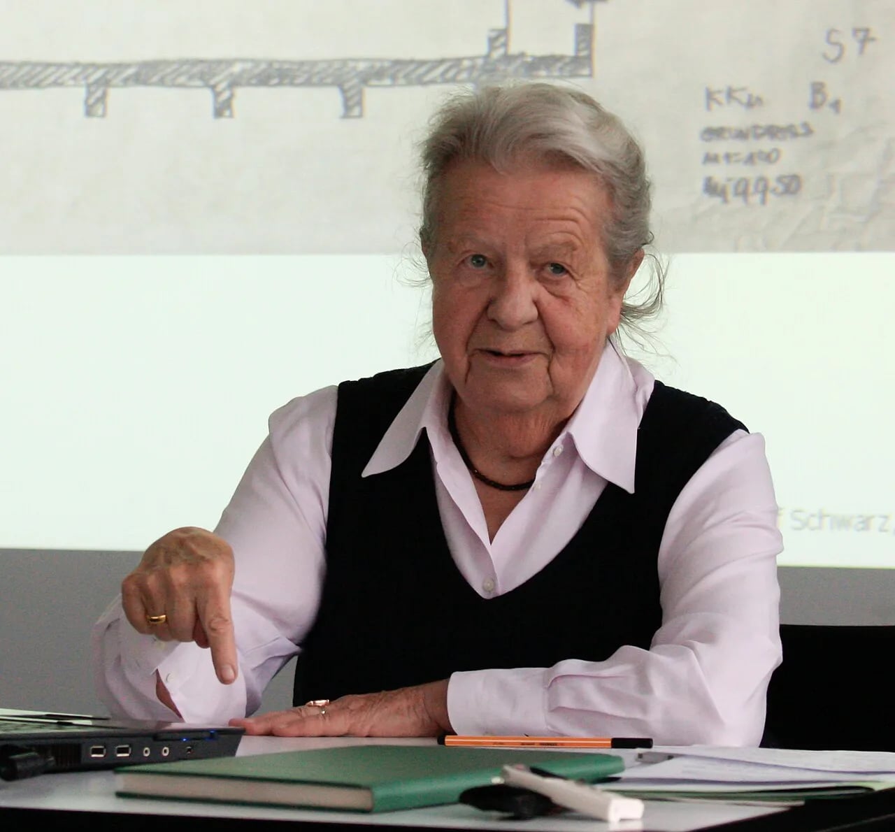 Portrait of Maria Schwarz (1921–2018) – memorial page