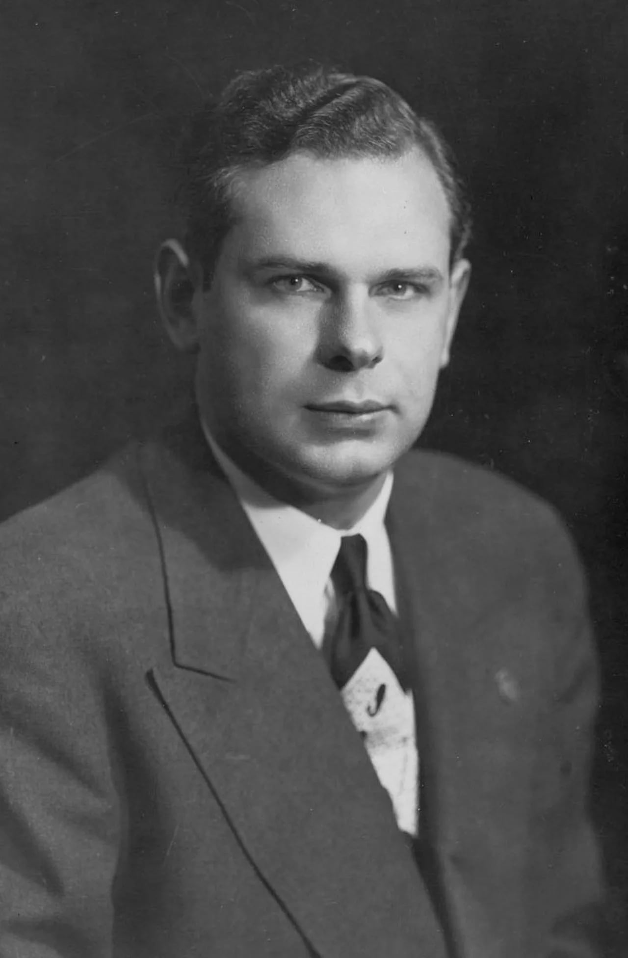 Portrait of Paul Hellyer (1923–2021) – memorial page