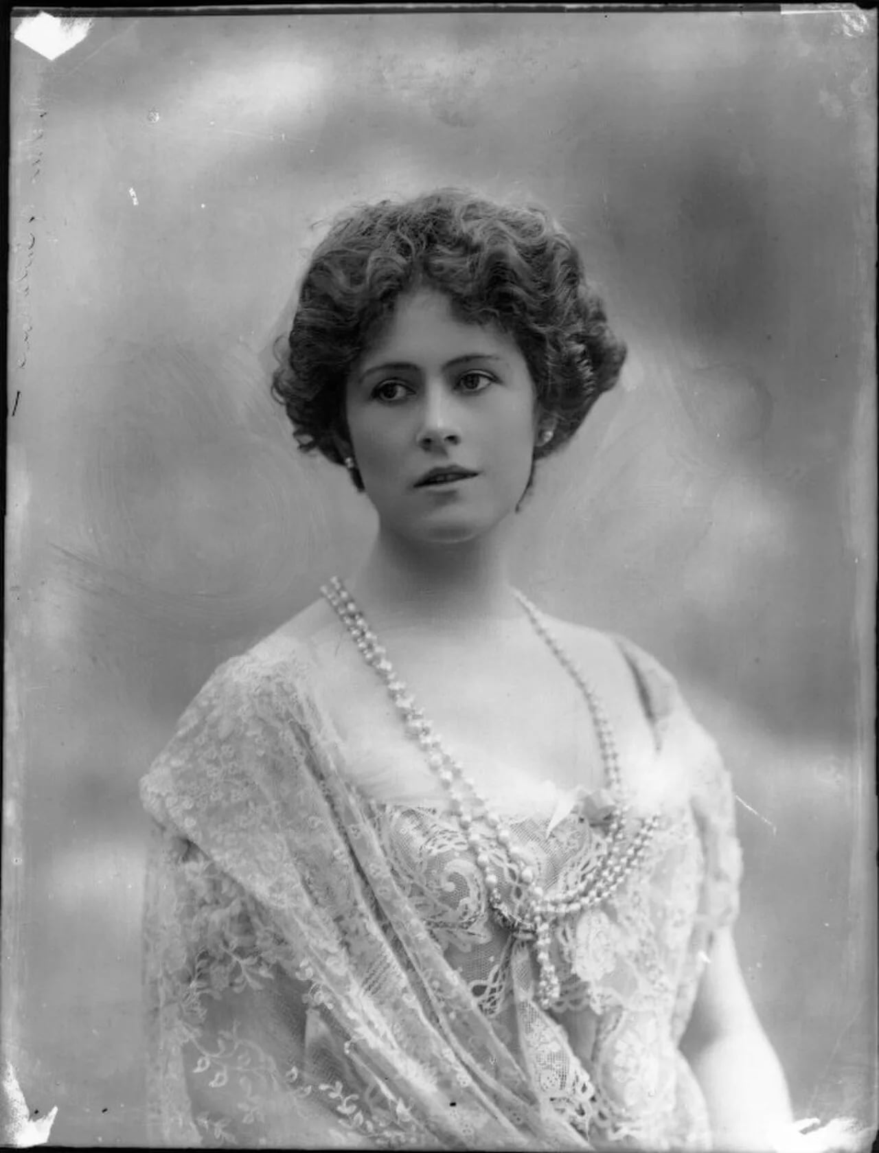 Porträt von Millicent Sutherland-Leveson-Gower, Duchess of Sutherland (1867–1955) – Gedenkseite