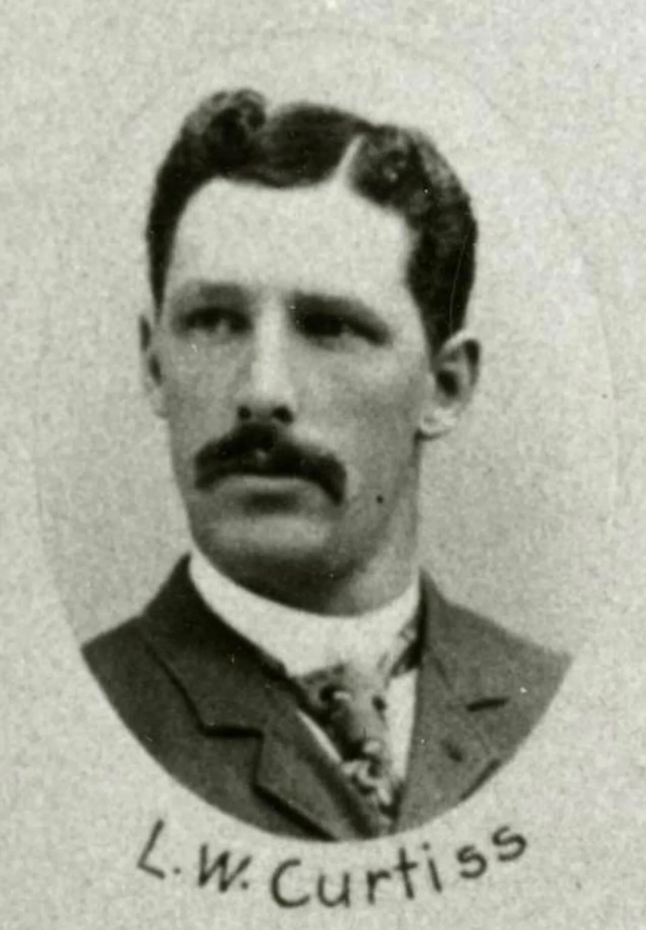 Portrait of Leon Curtiss (1861–1934) – memorial page