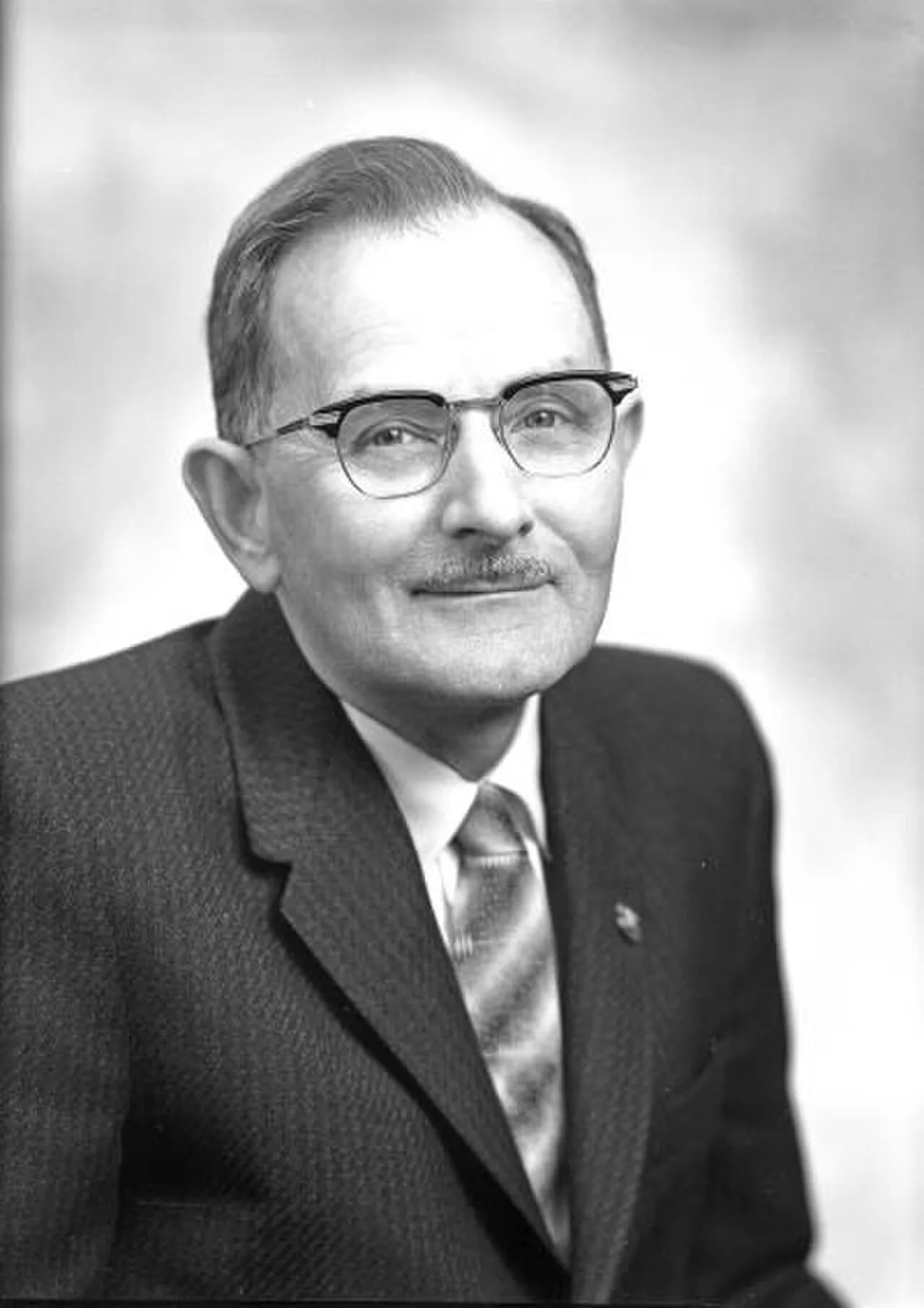 Portrait of Louis E. Hofmeister (1893–1973) – memorial page