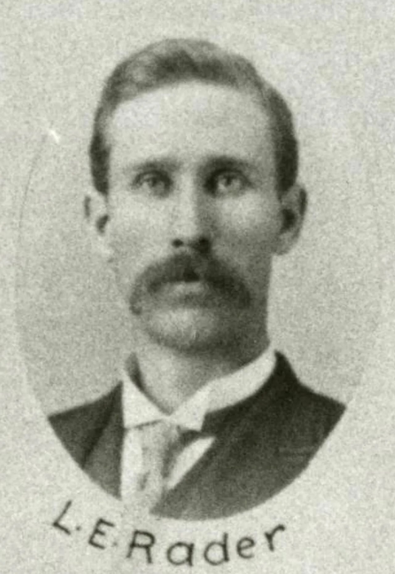 Porträt von L. E. Rader (1864–1910) – Gedenkseite