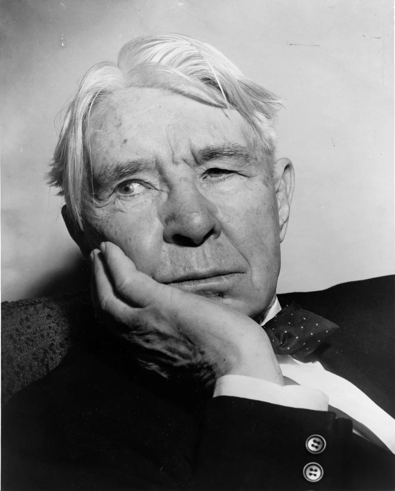 Portrait of Carl Sandburg (1878–1967) – memorial page