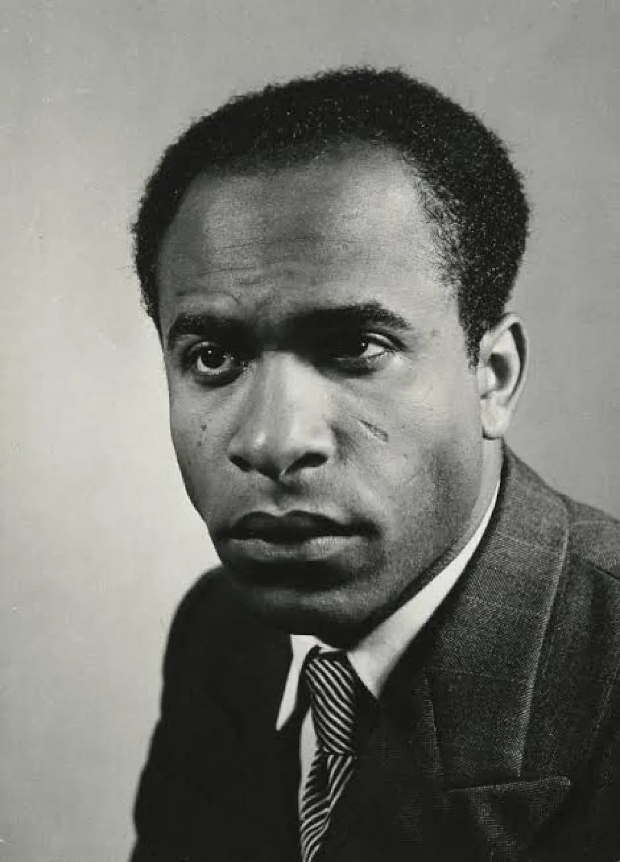 Porträt von Frantz Fanon (1925–1961) – Gedenkseite