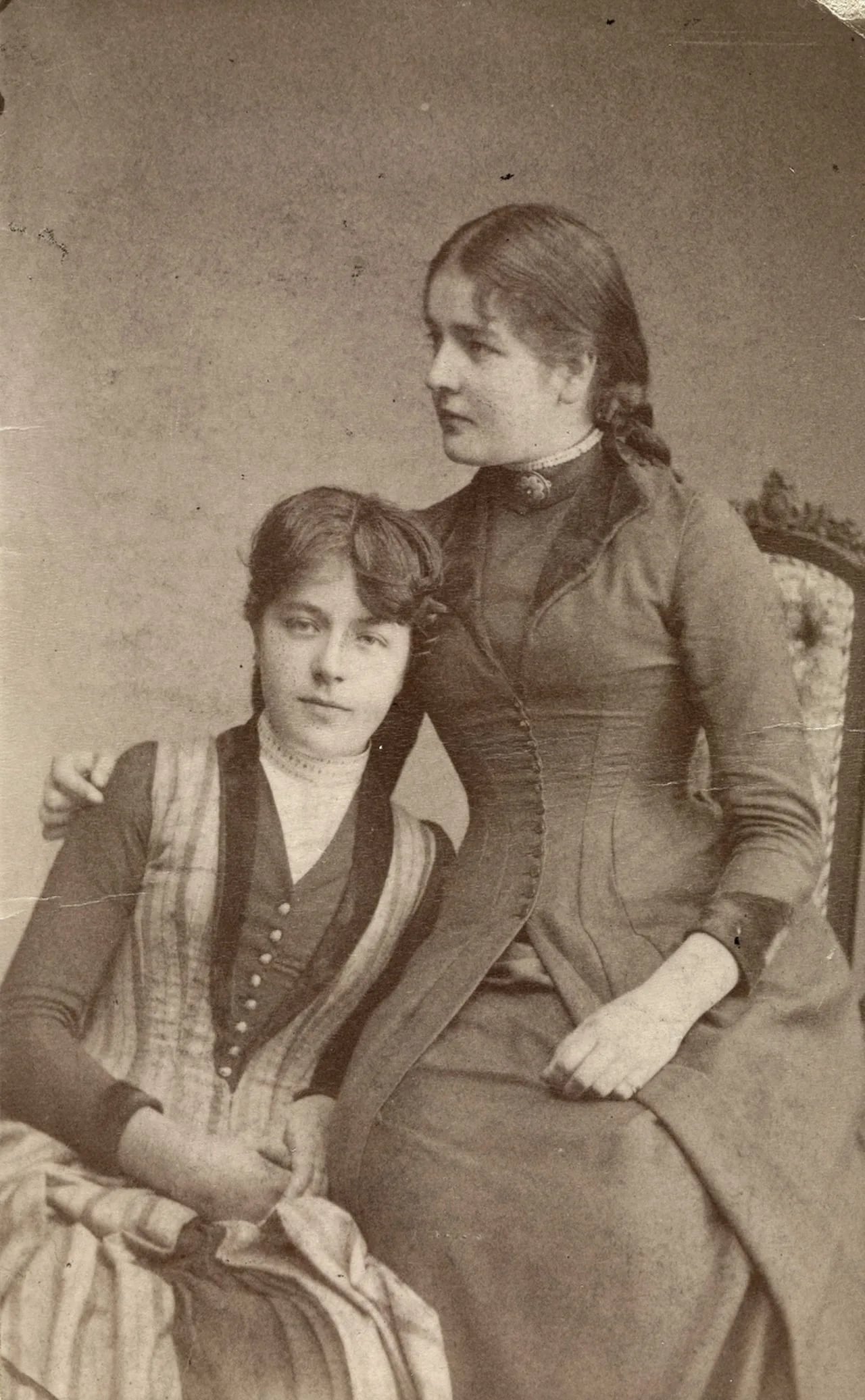 Portrait of Astrid Lous (1872–1945) – memorial page