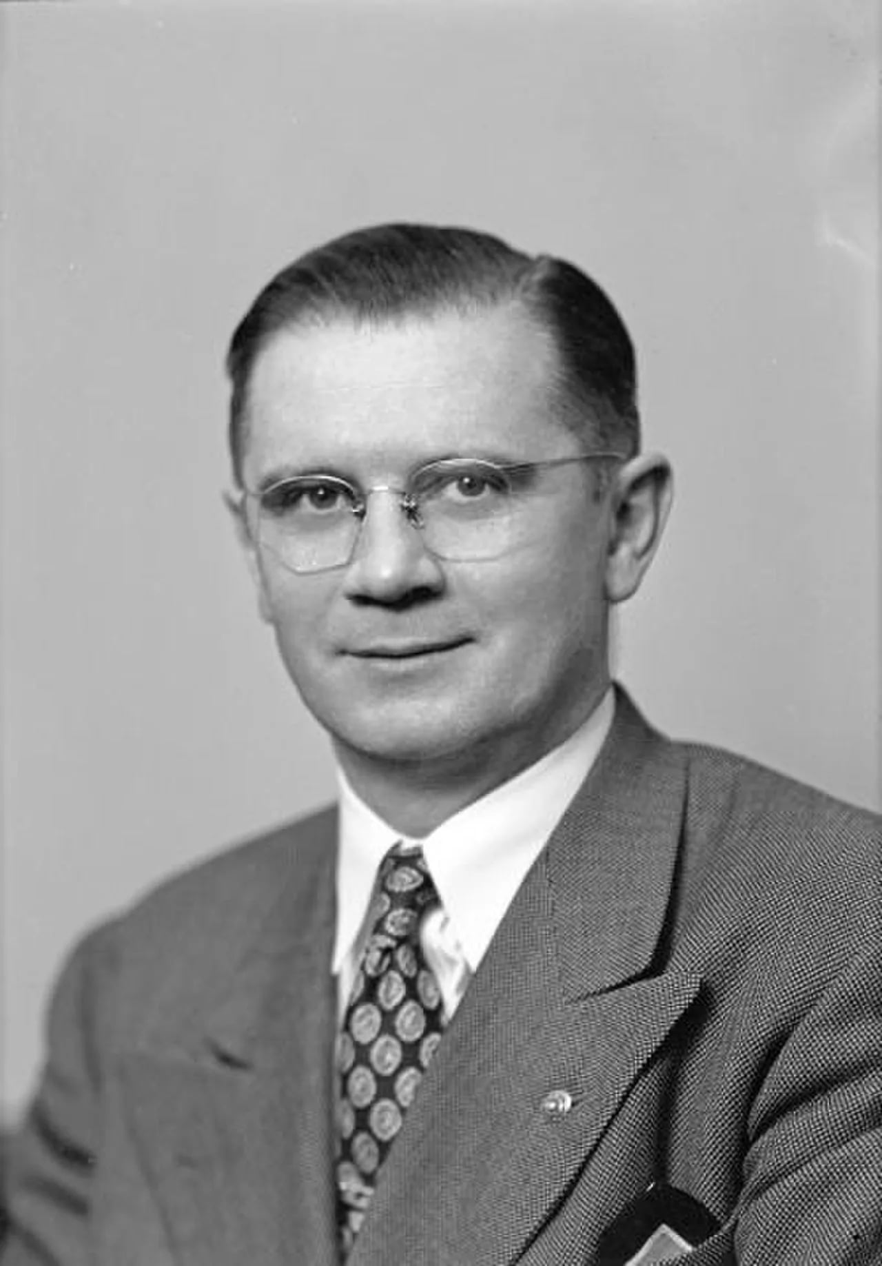 Portrait of Lester T. Parker (1900–1974) – memorial page