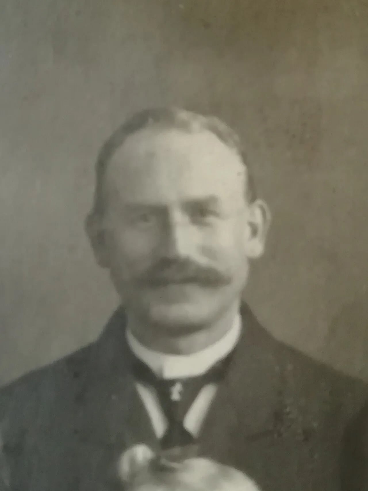 Portrait of Jules Pétiaux (1883–1930) – memorial page
